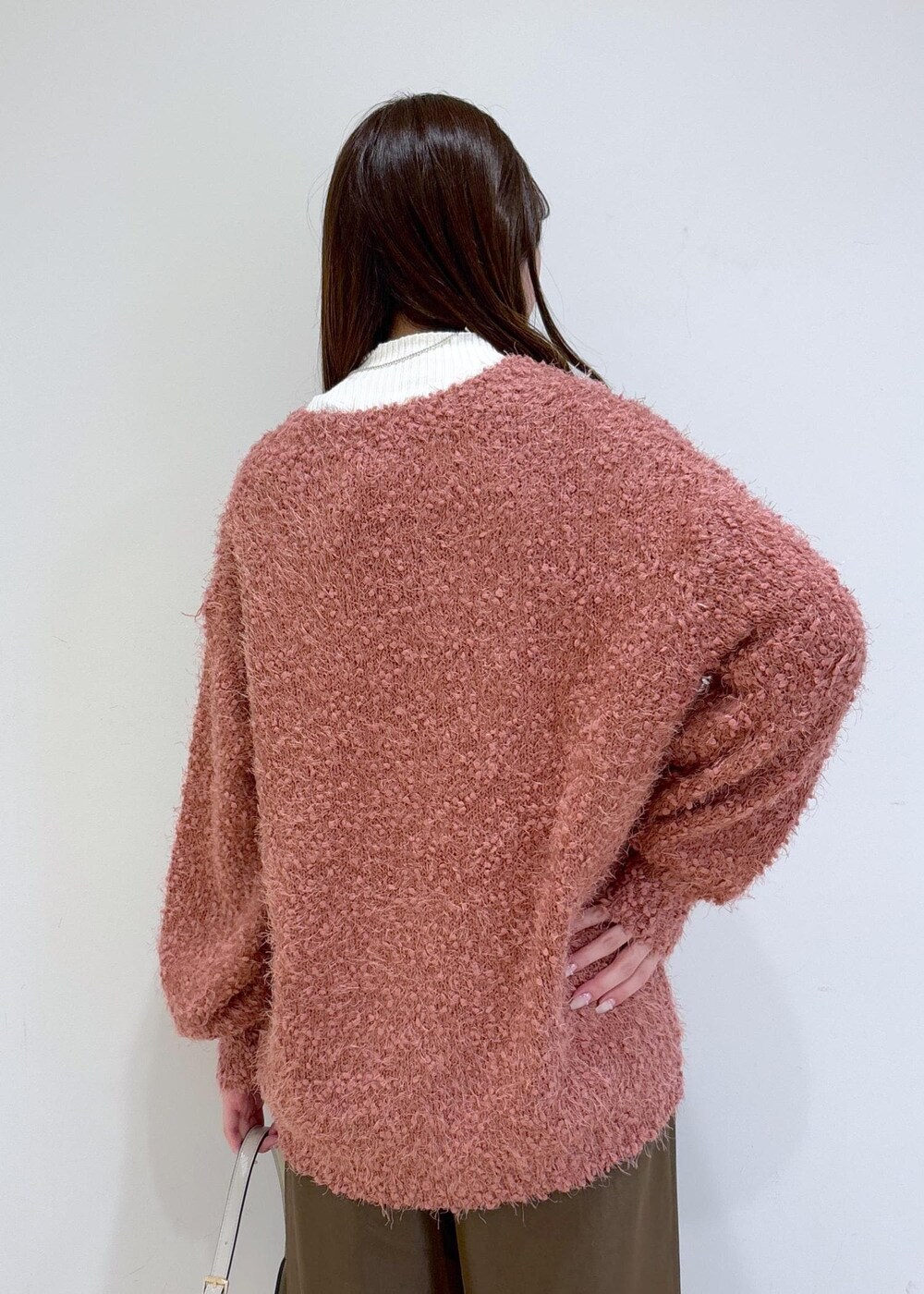 ブラウン系のブーツ、ピンク系のカーディガン/ボレロ、ホワイト系のニット/セーターを着用したレディースの冬コーディネートの7枚目の写真