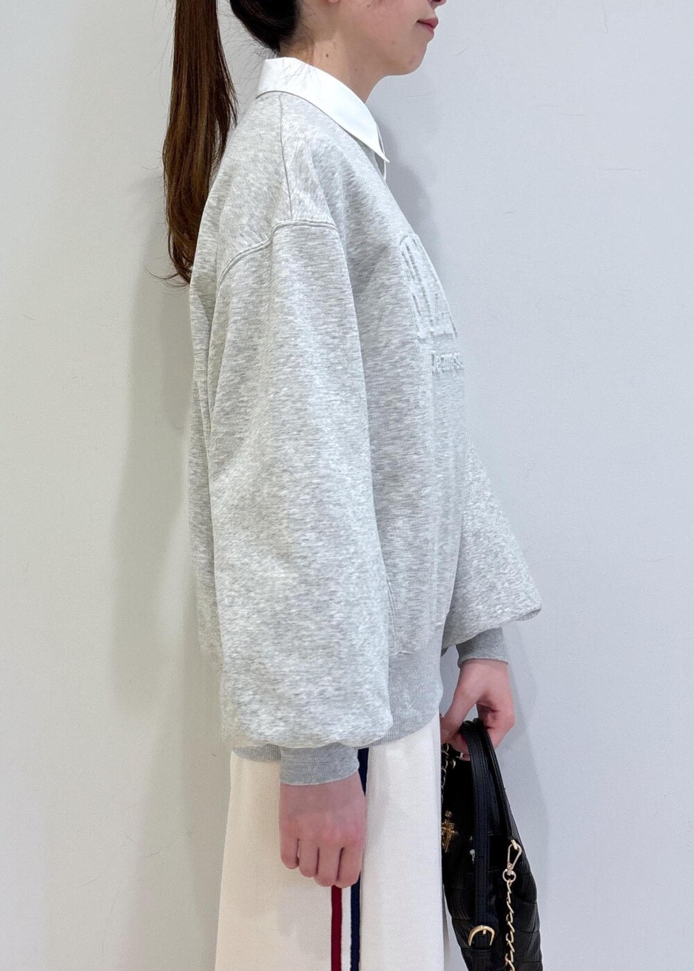 「初春コーデ、春コーデ、お出かけコーデ、女子会コーデ、大人カジュアル、スカートスタイル、VIS、ウェーブ、ブルべ夏、混合、トップス、シャツ/ブラウス、スウェット、スカート、バッグ」｜「Juzeのビットローファー（ローファー、ブラック系）」を使った、yukm22さん（レディース・163cm）の冬コーディネートの6枚目の写真