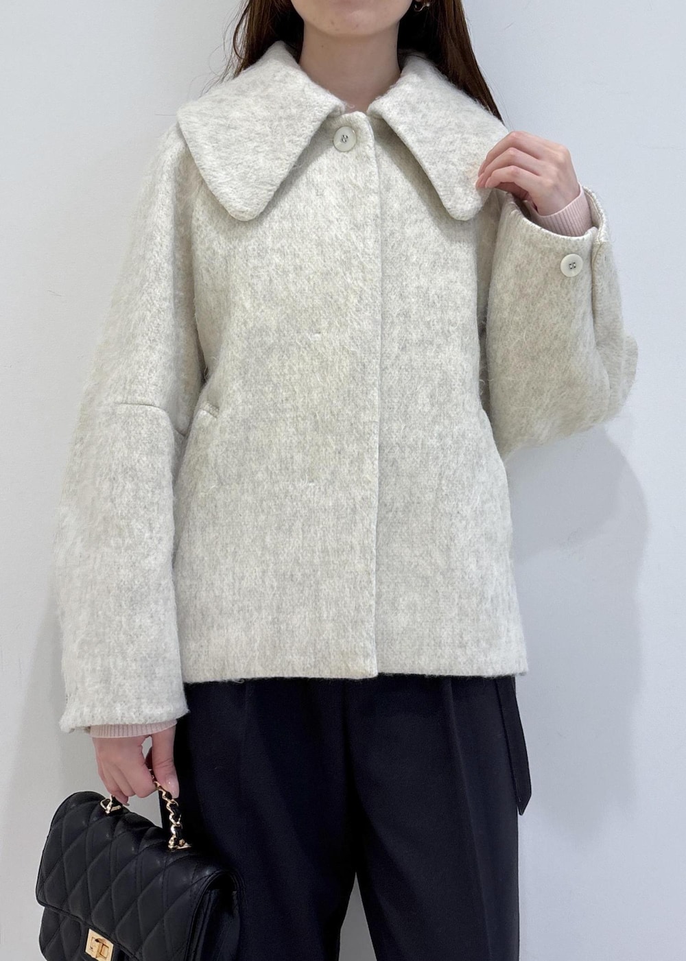 ブラック系のブーツ、ホワイト系のブルゾン、ピンク系のニット/セーターを着用したレディースの冬コーディネートの7枚目の写真