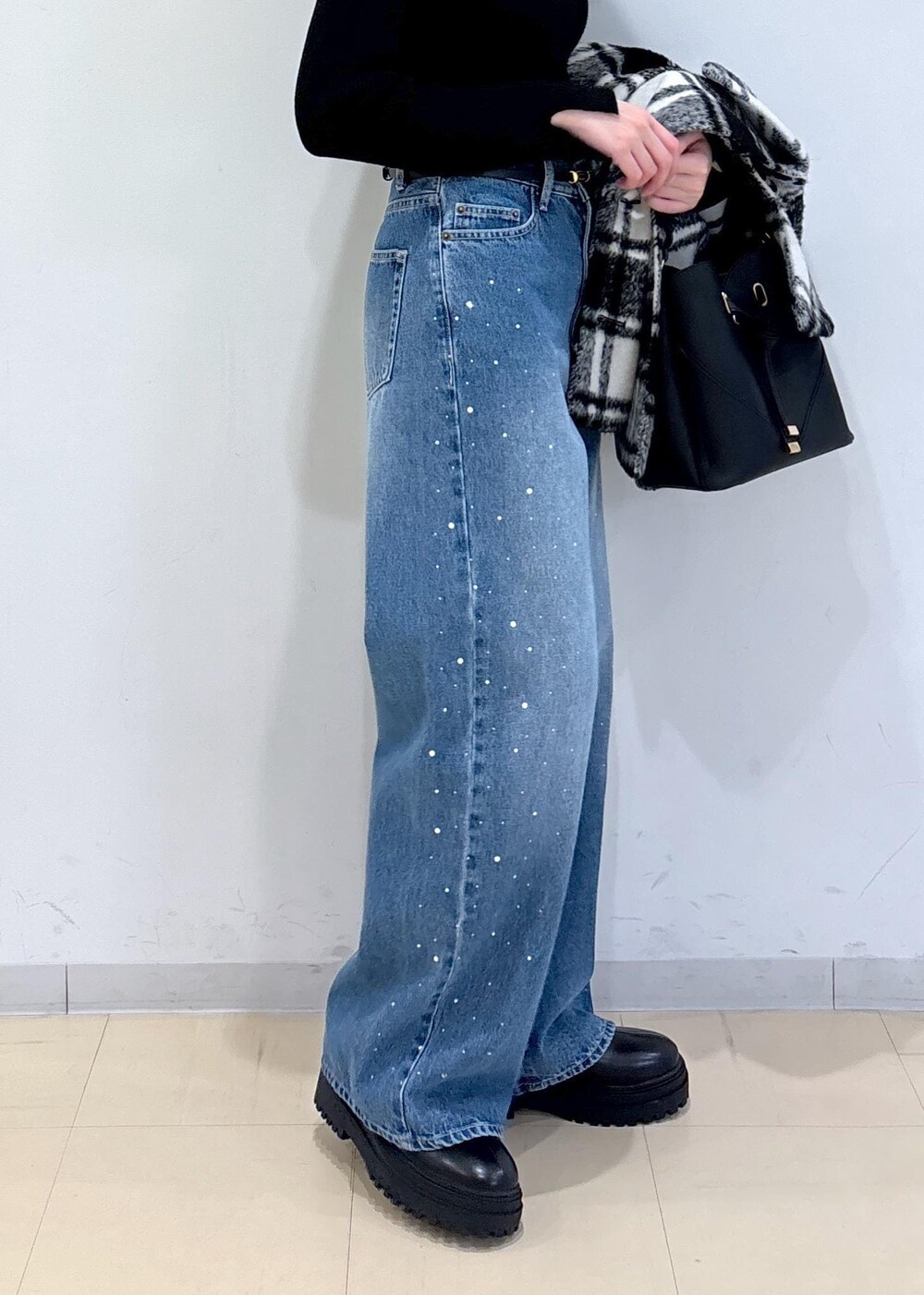 ブラック系のショルダーバッグ、ブラック系のブーツ、ブラック系のニット/セーターを着用したレディースの秋コーディネートの10枚目の写真