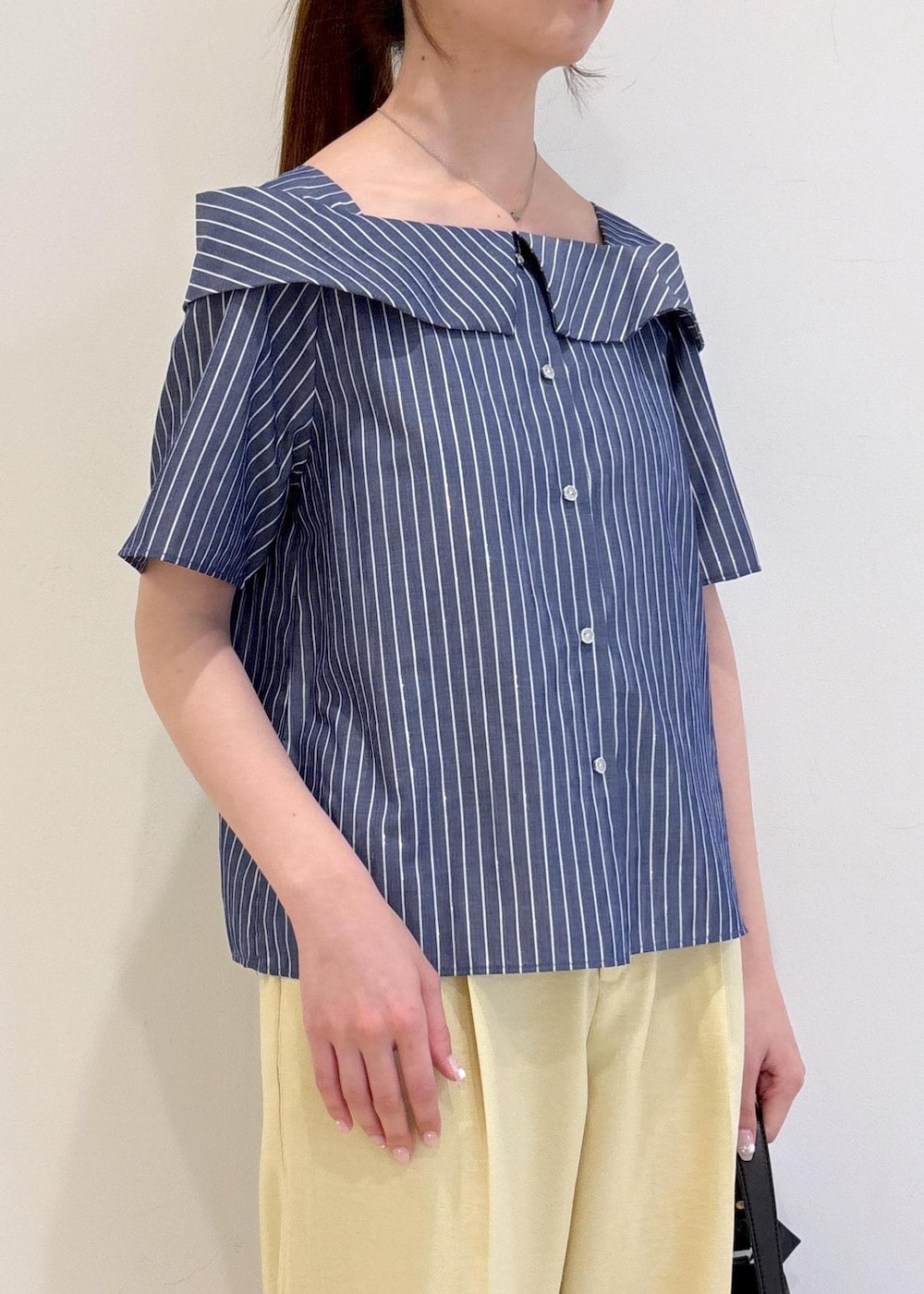 「夏コーデ、お仕事コーデ、お出かけコーデ、大人カジュアル、パンツスタイル、きれいめコーデ、VIS、ウェーブ、ブルべ夏、混合、トップス、シャツ/ブラウス、パンツ、スラックス、バッグ」｜「VISの28mm幅ダブルDバックルベルト（ベルト、ブラック系）」を使った、yukm22さん（レディース・163cm）の夏コーディネートの7枚目の写真