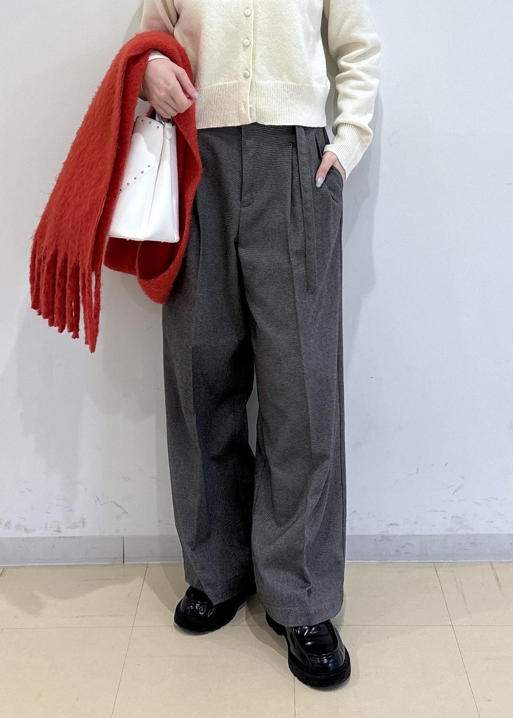 グレー系のその他パンツ、ホワイト系のショルダーバッグ、ホワイト系のカーディガン/ボレロを着用したレディースの秋コーディネートの5枚目の写真