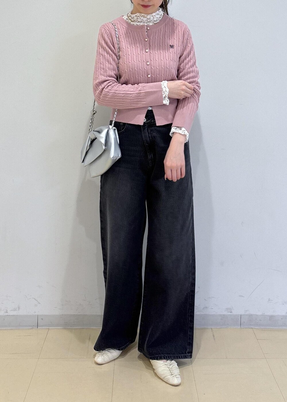 ホワイト系のパンプス、グレー系のデニムパンツ、ホワイト系のTシャツ/カットソーを着用したレディースの冬コーディネートの2枚目の写真