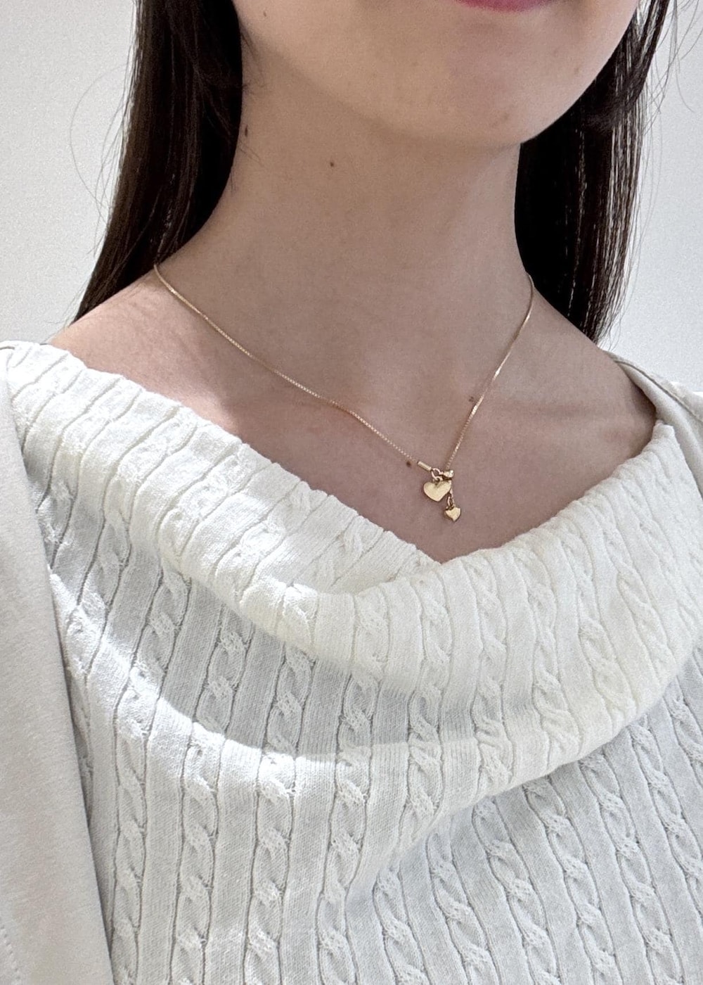 ホワイト系のショルダーバッグ、ブラック系のパンプス、ホワイト系のナイロンジャケットを着用したレディースの春コーディネートの10枚目の写真