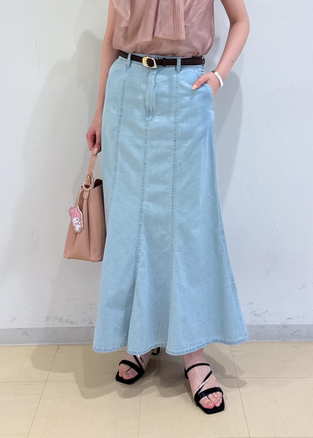 「初夏コーデ、夏コーデ、デートコーデ、お出かけコーデ、女子会コーデ、スカートスタイル、フェミニンコーデ、きれいめコーデ、VIS、ウェーブ、ブルべ夏、混合、トップス、シャツ/ブラウス、スカート」｜「VISの18mm幅ニュアンス変形ベルト（ベルト、ブラウン系）」を使った、yukm22さん（レディース・163cm）の春コーディネートの5枚目の写真