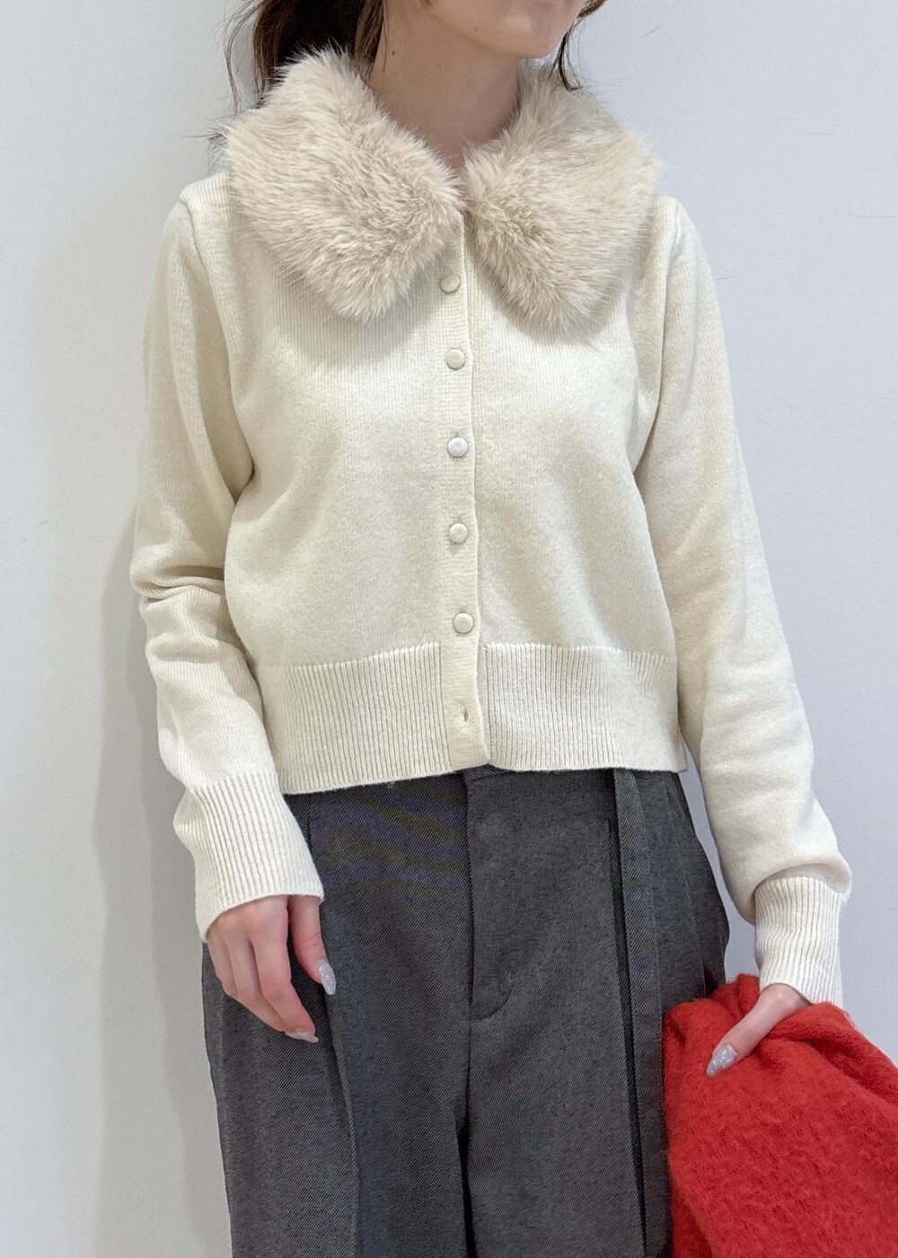 グレー系のその他パンツ、ホワイト系のショルダーバッグ、ホワイト系のカーディガン/ボレロを着用したレディースの秋コーディネートの7枚目の写真