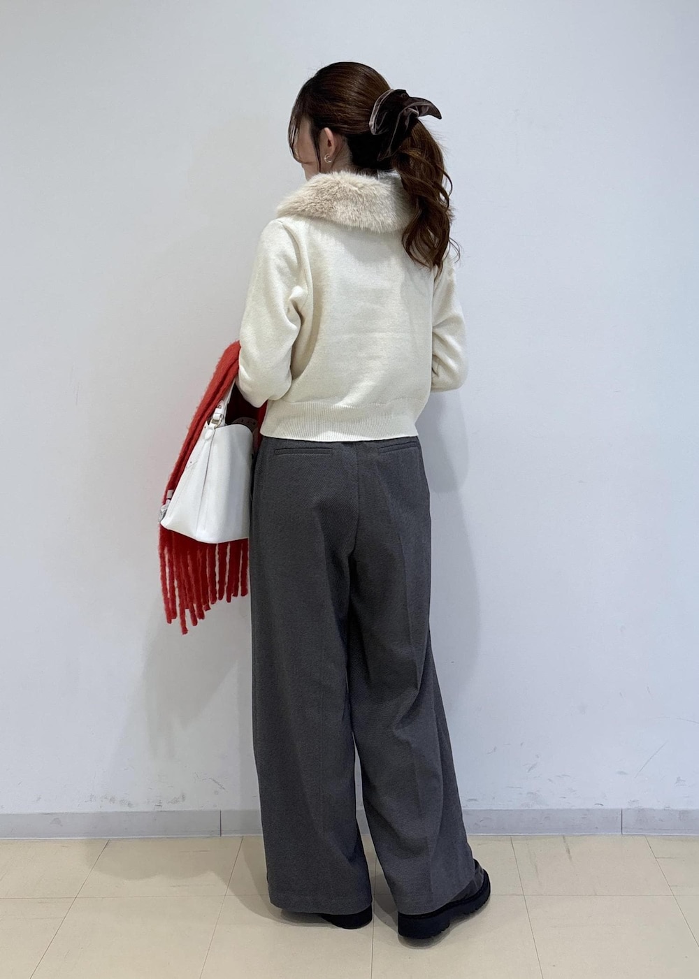 グレー系のその他パンツ、ホワイト系のショルダーバッグ、ホワイト系のカーディガン/ボレロを着用したレディースの秋コーディネートの3枚目の写真