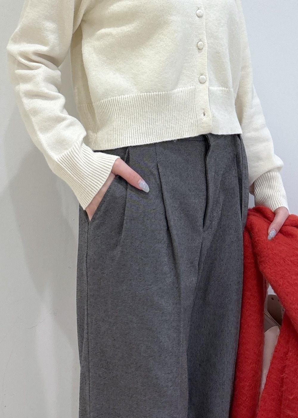 グレー系のその他パンツ、ホワイト系のショルダーバッグ、ホワイト系のカーディガン/ボレロを着用したレディースの秋コーディネートの6枚目の写真