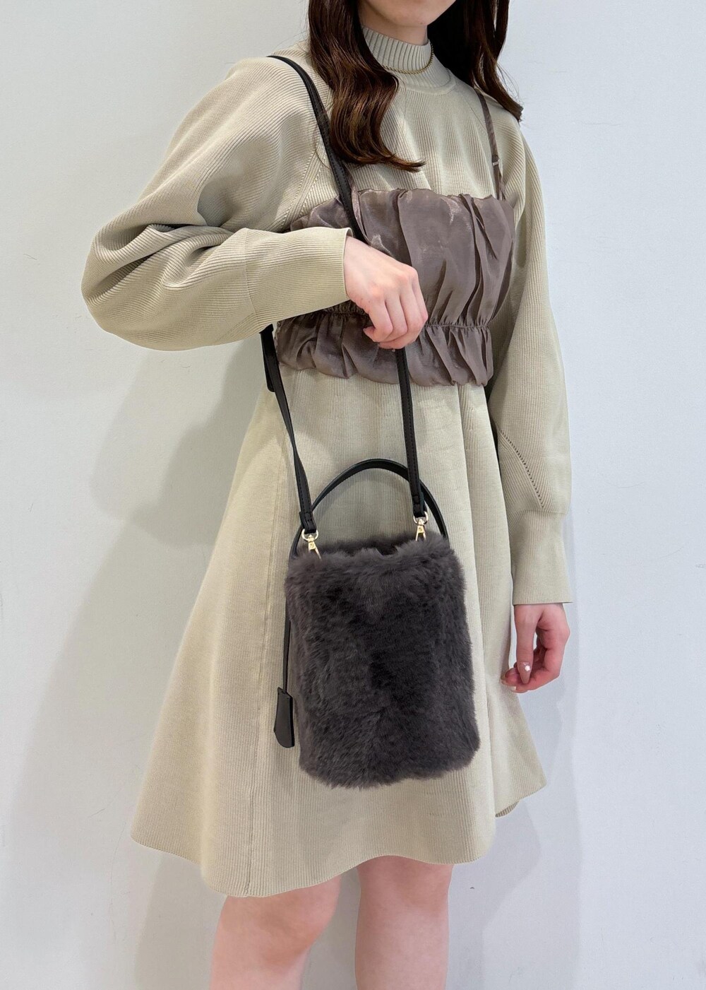 ブラウン系のブーツ、グレー系のショルダーバッグ、ベージュ系のキャミソールを着用したレディースの秋コーディネートの9枚目の写真