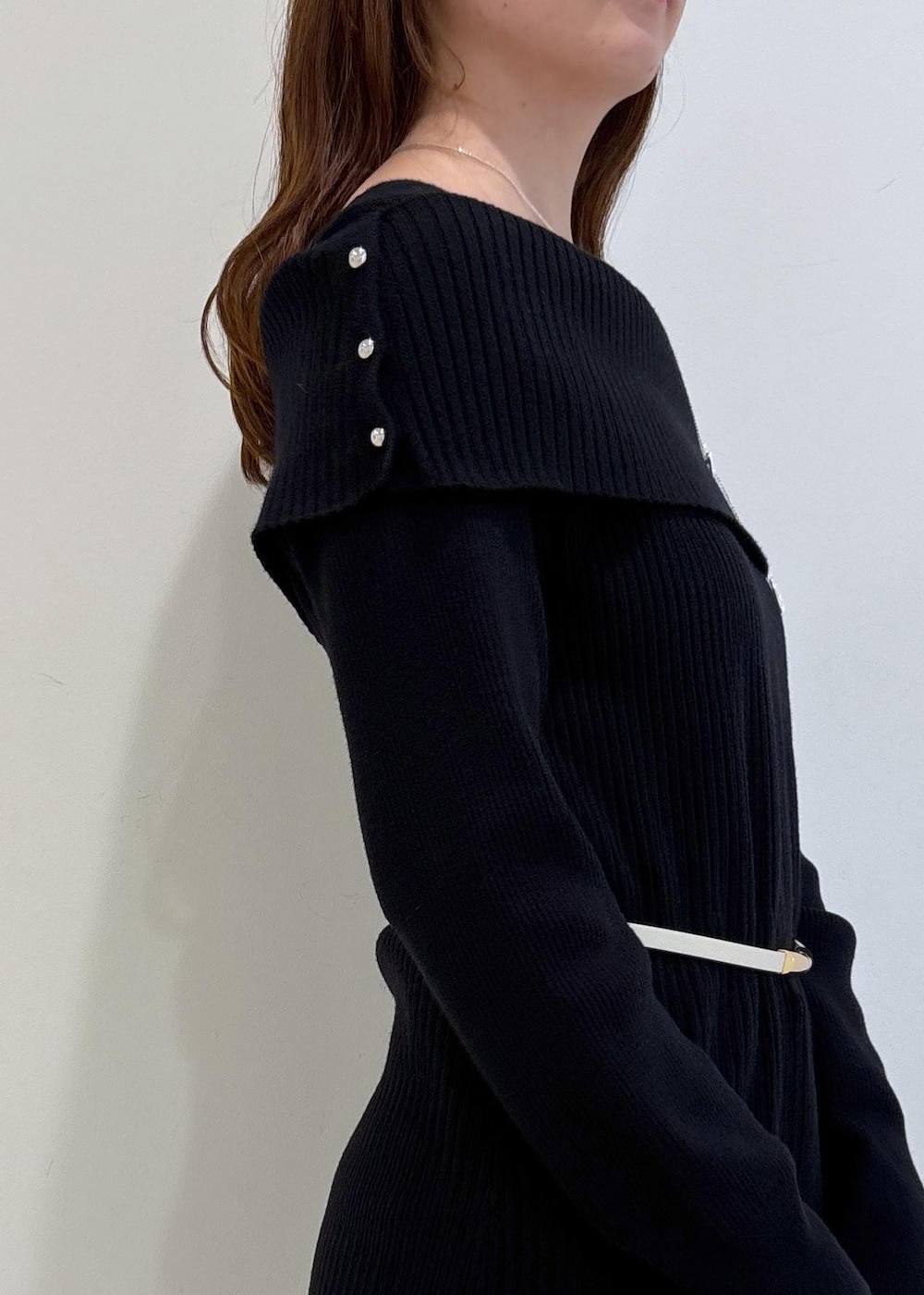 ブルー系のデニムパンツ、ブラック系のブーツ、ホワイト系のショルダーバッグを着用したレディースの秋コーディネートの9枚目の写真