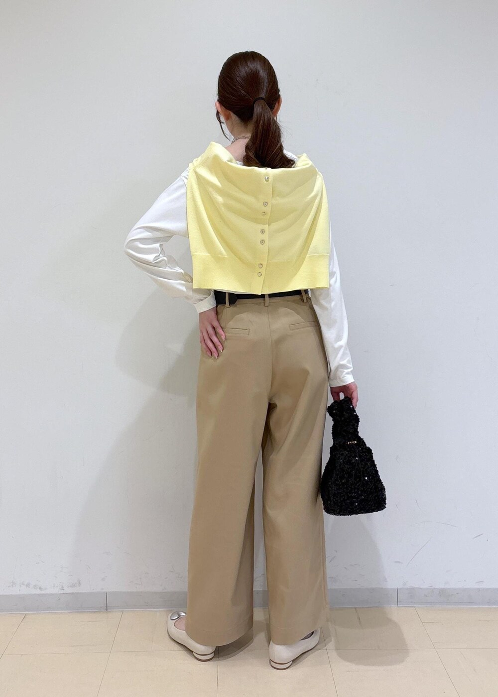 ホワイト系のバレエシューズ、イエロー系のカーディガン/ボレロ、ホワイト系のTシャツ/カットソーを着用したレディースの春コーディネートの4枚目の写真