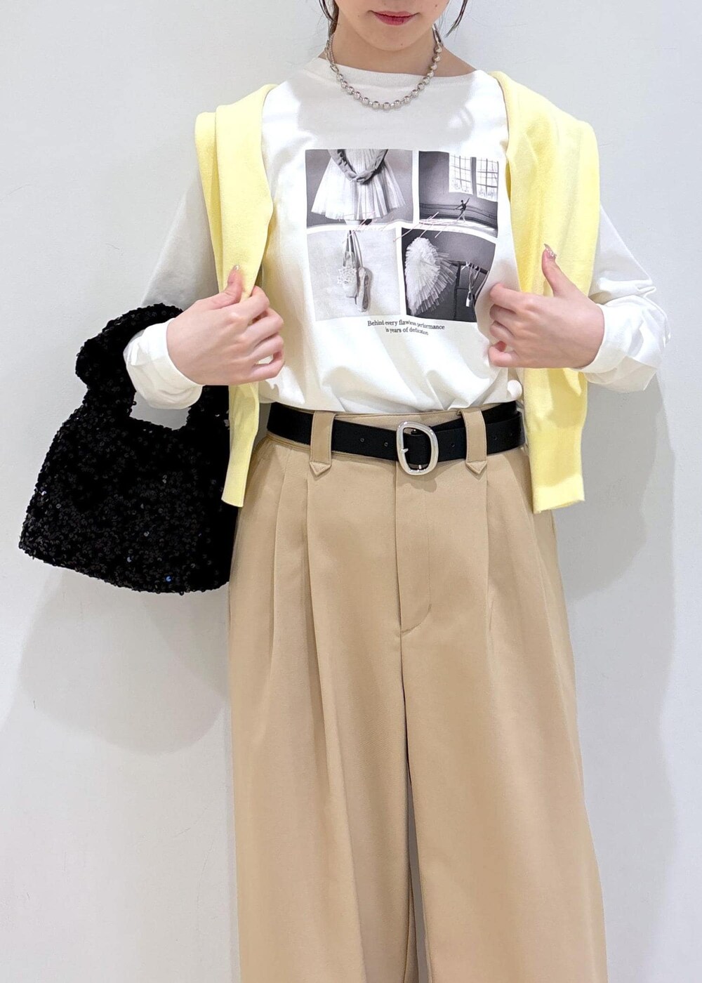 ホワイト系のバレエシューズ、イエロー系のカーディガン/ボレロ、ホワイト系のTシャツ/カットソーを着用したレディースの春コーディネートの6枚目の写真