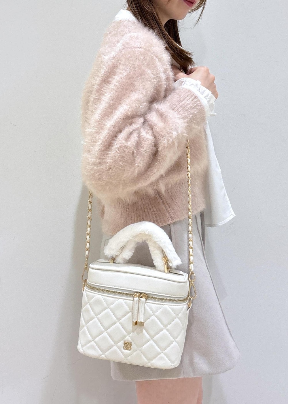 ブラウン系のブーツ、ベージュ系のその他パンツ、ホワイト系のハンドバッグを着用したレディースの冬コーディネートの9枚目の写真