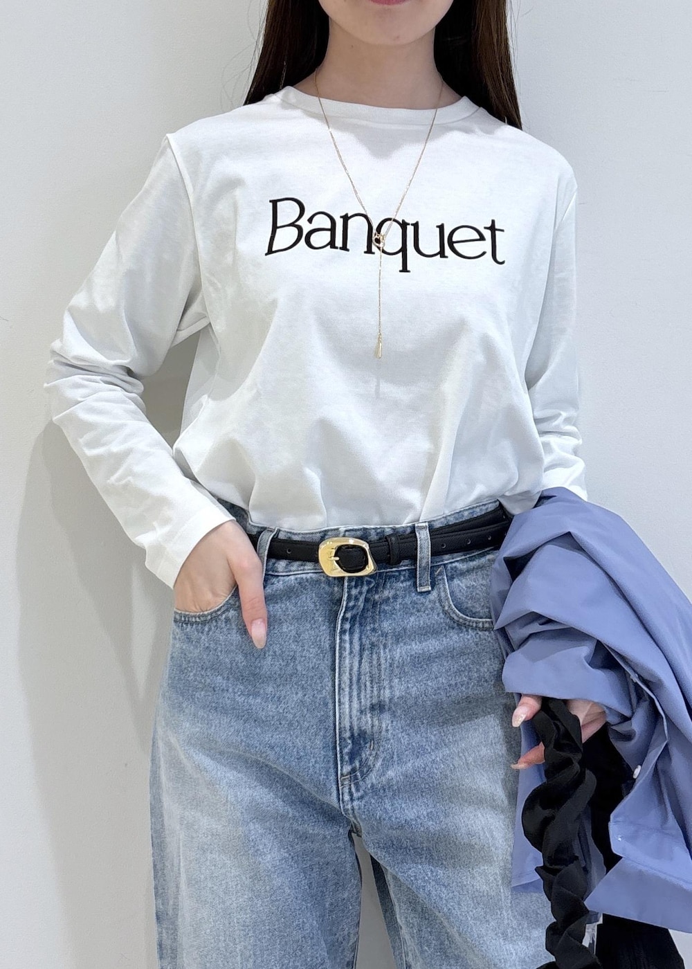 ホワイト系のTシャツ/カットソー、ブルー系のデニムパンツ、ブルー系のシャツ/ブラウスを着用したレディースの冬コーディネートの10枚目の写真