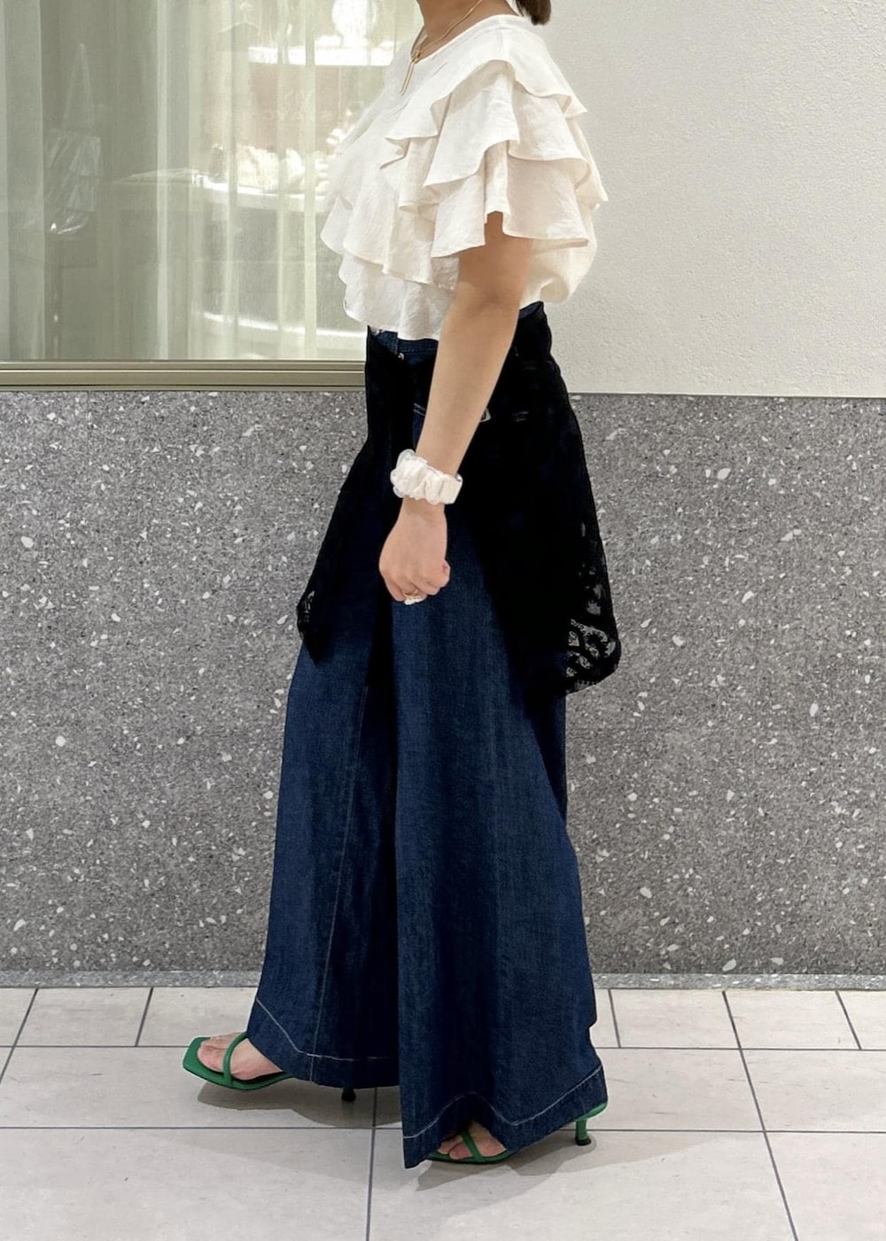 「デニム、ワイドパンツ、フリル、ブラウス、ヒール、グリーン、ホワイト、ブラック、VIS、フェス、BBQ、23SS春夏の新作、低身長、骨格ストレート、イエベ」｜「Juzeのストラップヒールサンダル（サンダル、グリーン系）」を使った、コウさん（レディース・153cm）の夏コーディネートの2枚目の写真