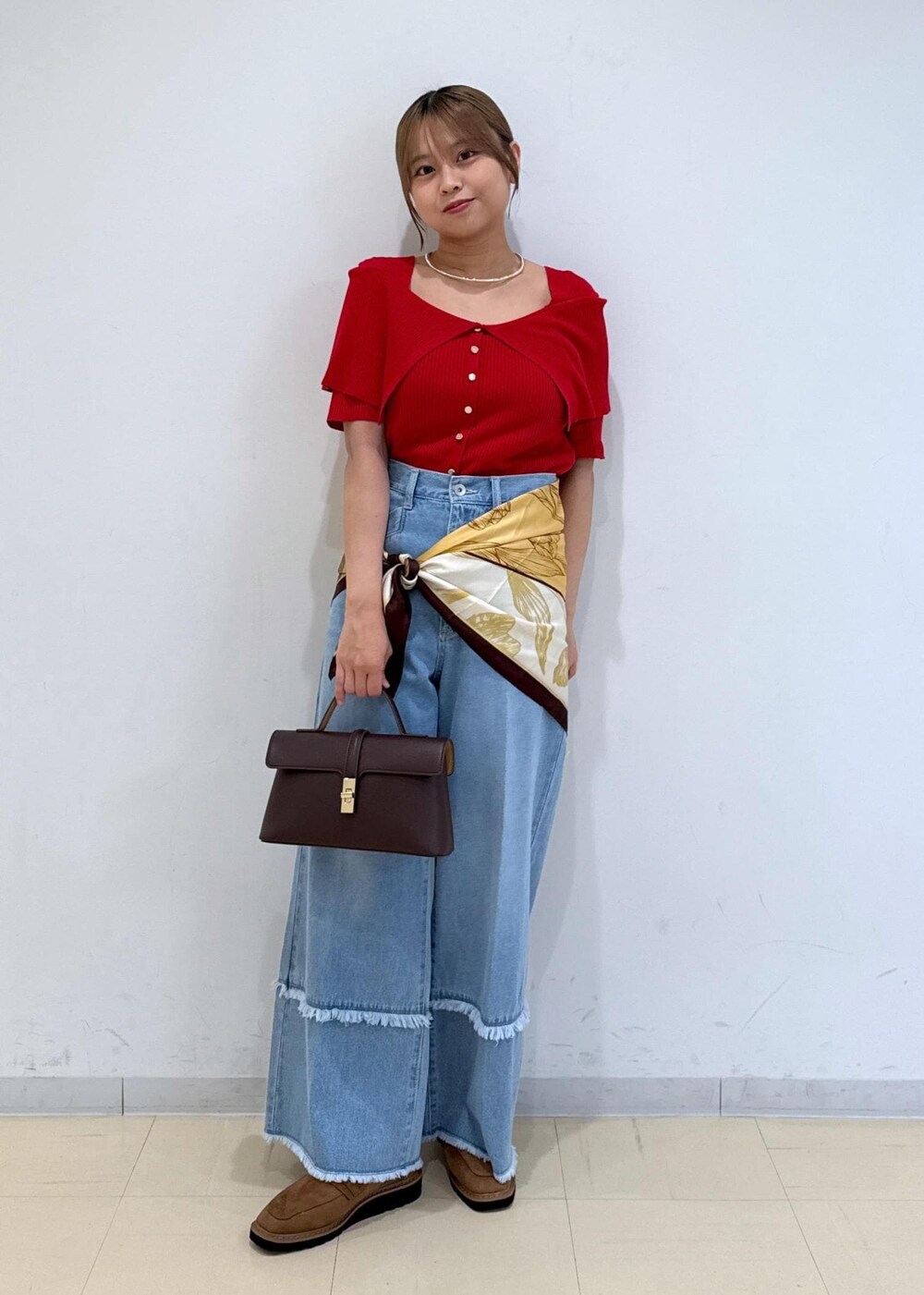 ブラウン系のショルダーバッグ、ベージュ系のローファー、レッド系のニット/セーターを着用したレディースの秋コーディネートの10枚目の写真