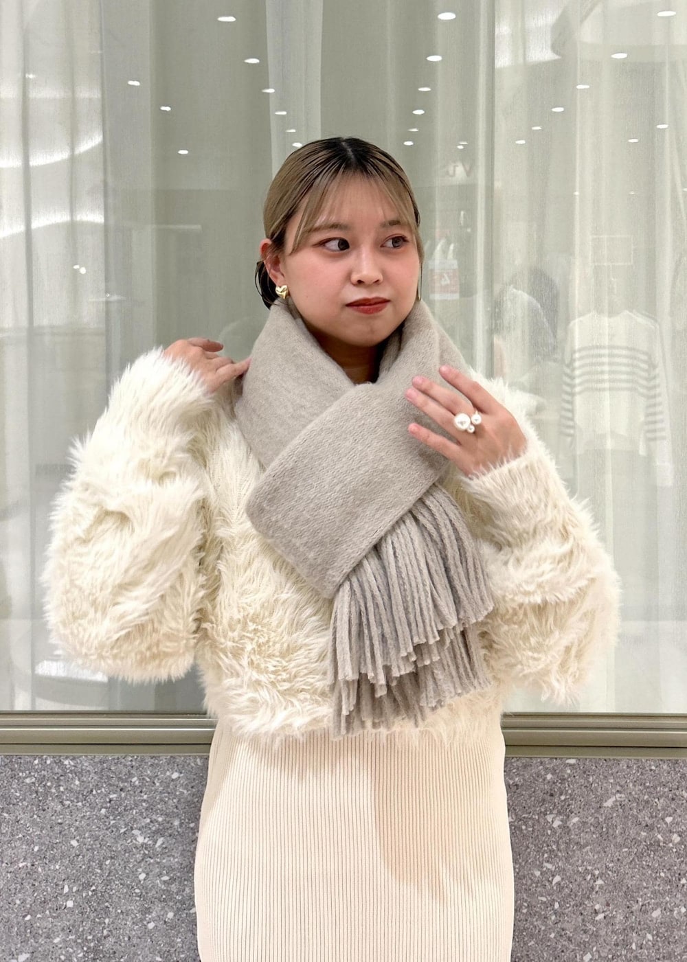 「初冬コーデ、デートコーデ、お出かけコーデ、旅行コーデ、クリスマスコーデ、レイヤード、ワントーンコーデ、きれいめコーデ」｜「VISのミンクタッチもちもちストール（ストール/ショール、ベージュ系）」を使った、コウさん（レディース・153cm）の秋コーディネートの7枚目の写真