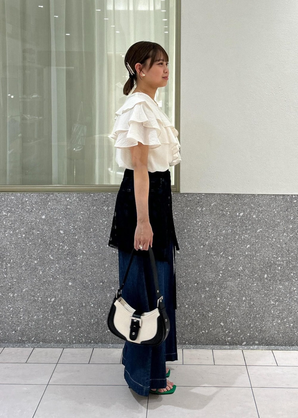 「デニム、ワイドパンツ、フリル、ブラウス、ヒール、グリーン、ホワイト、ブラック、VIS、フェス、BBQ、23SS春夏の新作、低身長、骨格ストレート、イエベ」｜「Juzeのストラップヒールサンダル（サンダル、グリーン系）」を使った、コウさん（レディース・153cm）の夏コーディネートの4枚目の写真