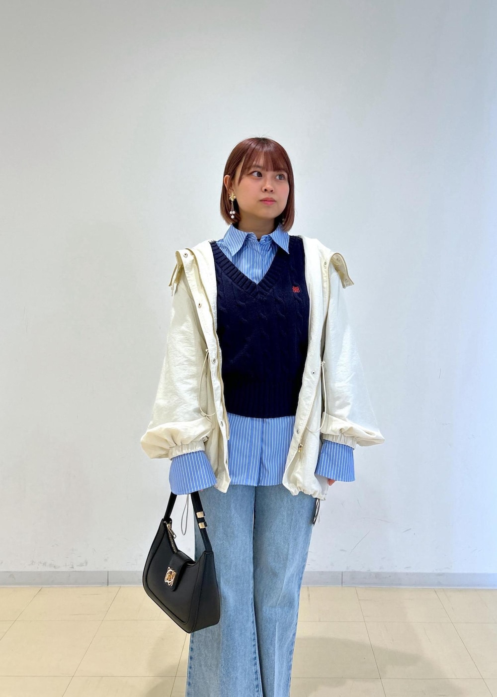 「初春コーデ、春コーデ、デートコーデ、お出かけコーデ、旅行コーデ、パンツスタイル、VIS、ストレート、イエベ秋、混合、低身長、トップス、シャツ/ブラウス、ベスト、ジャケット/アウター」｜「VISの【ご好評につき追加生産】ハンドルリボンワンショルダーバッグ【180℃美人見え】（ハンドバッグ、ブラック系）」を使った、コウさん（レディース・153cm）の春コーディネートの7枚目の写真