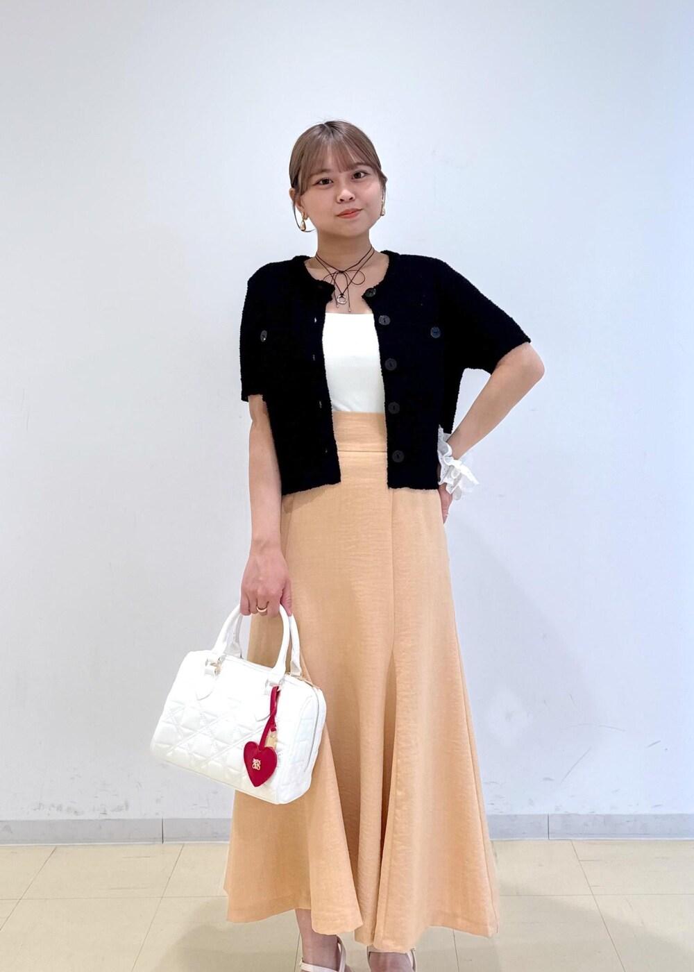 「初夏コーデ、夏コーデ、デートコーデ、お出かけコーデ、旅行コーデ、フェスコーデ、推し活コーデ、大人カジュアル、スカートスタイル、ヘルシーコーデ、きれいめコーデ、VIS、ストレート、イエベ秋、混合」｜「VISの【洗える】チューブトップキャミソール（キャミソール、ホワイト系）」を使った、コウさん（レディース・153cm）の春コーディネートの6枚目の写真