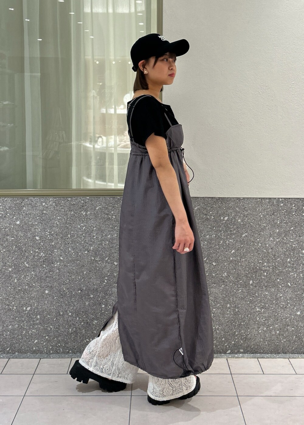 「カジュアル、キャップ、帽子、ブラック、厚底、厚底サンダル、サンダル、レース、LOTTO、VIS、コラボ、23SS春夏の新作、低身長、骨格ストレート、イエベ」｜「VISの【洗える】セミフレアレースパンツ（その他パンツ、ホワイト系）」を使った、コウさん（レディース・153cm）の夏コーディネートの2枚目の写真
