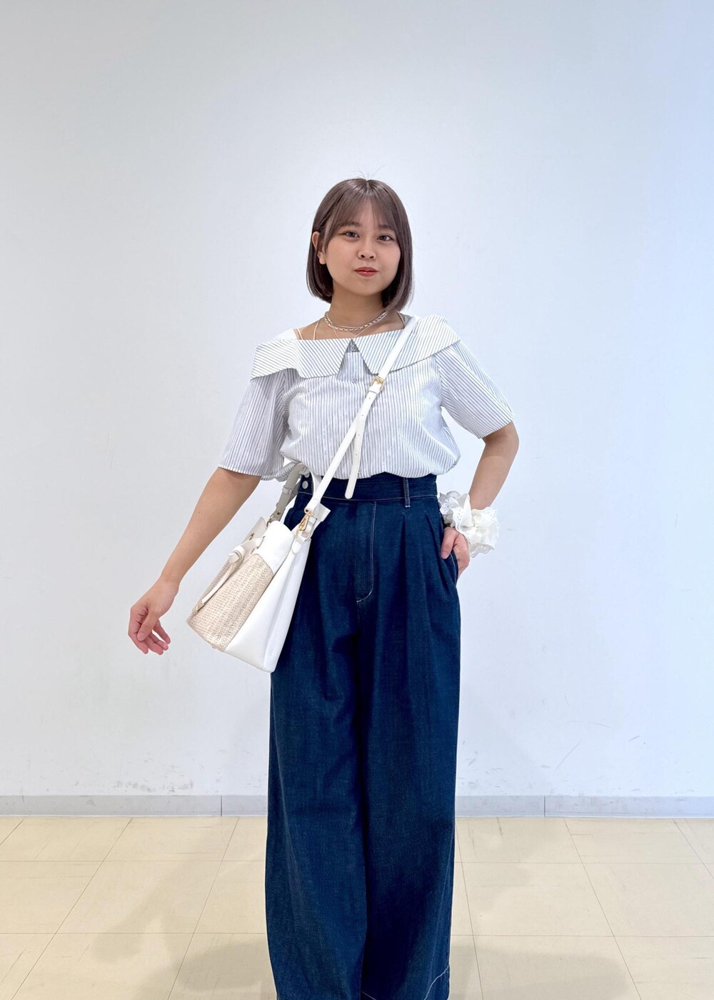 「初夏コーデ、夏コーデ、デートコーデ、お出かけコーデ、旅行コーデ、パンツスタイル、カジュアルコーデ、ヘルシーコーデ、VIS、ストレート、イエベ秋、混合、低身長、トップス、シャツ/ブラウス」｜「VISのレイヤードコインネックレス（ネックレス、シルバー系）」を使った、コウさん（レディース・153cm）の夏コーディネートの6枚目の写真