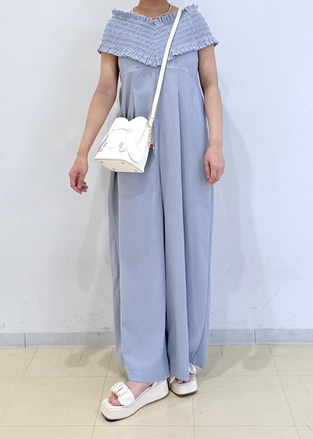 ホワイト系のサンダル、ホワイト系のショルダーバッグ、ブルー系のつなぎ/オールインワンを着用したレディースの夏コーディネートの5枚目の写真