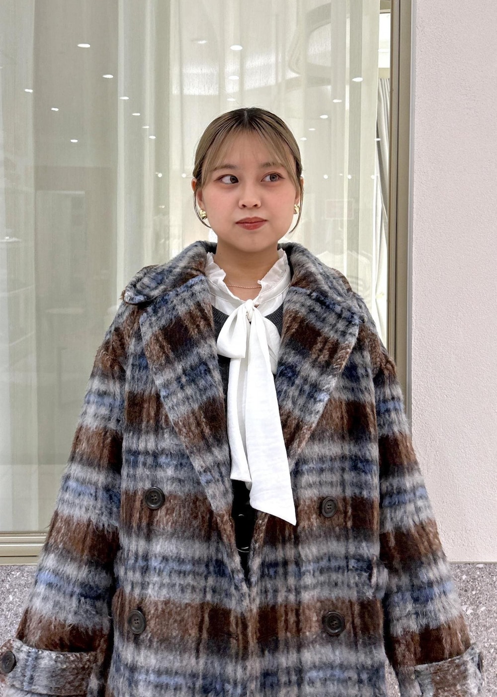 「初冬コーデ、冬コーデ、デートコーデ、お出かけコーデ、旅行コーデ、アウトドアコーデ、クリスマスコーデ、大人カジュアル、パンツスタイル、コラボアイテム」｜「POLO BCSの【新色追加】【POLO BCS】VIS別注ミニケーブルコンパクトニットカーディガン（カーディガン/ボレロ、グレー系）」を使った、コウさん（レディース・153cm）の秋コーディネートの10枚目の写真