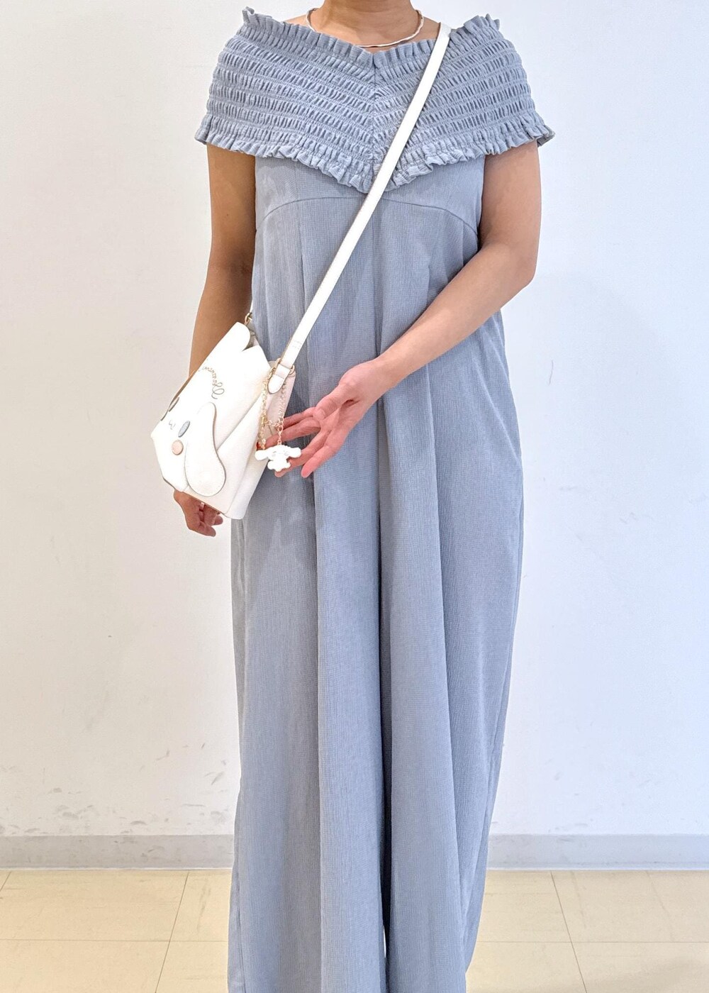 ホワイト系のサンダル、ホワイト系のショルダーバッグ、ブルー系のつなぎ/オールインワンを着用したレディースの夏コーディネートの6枚目の写真