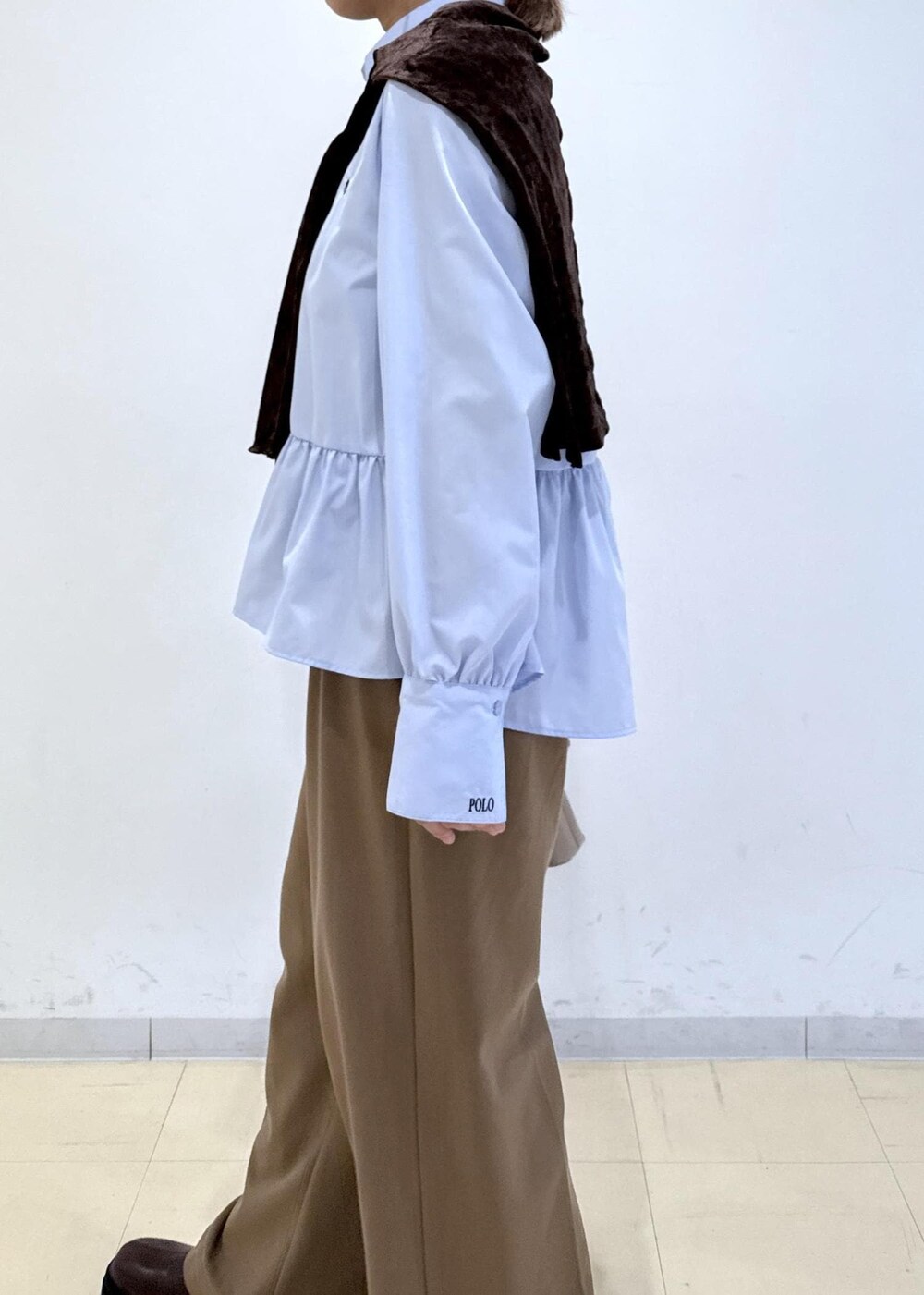 ベージュ系のショルダーバッグ、ブラウン系のブーツ、ブラウン系のTシャツ/カットソーを着用したレディースの秋コーディネートの6枚目の写真