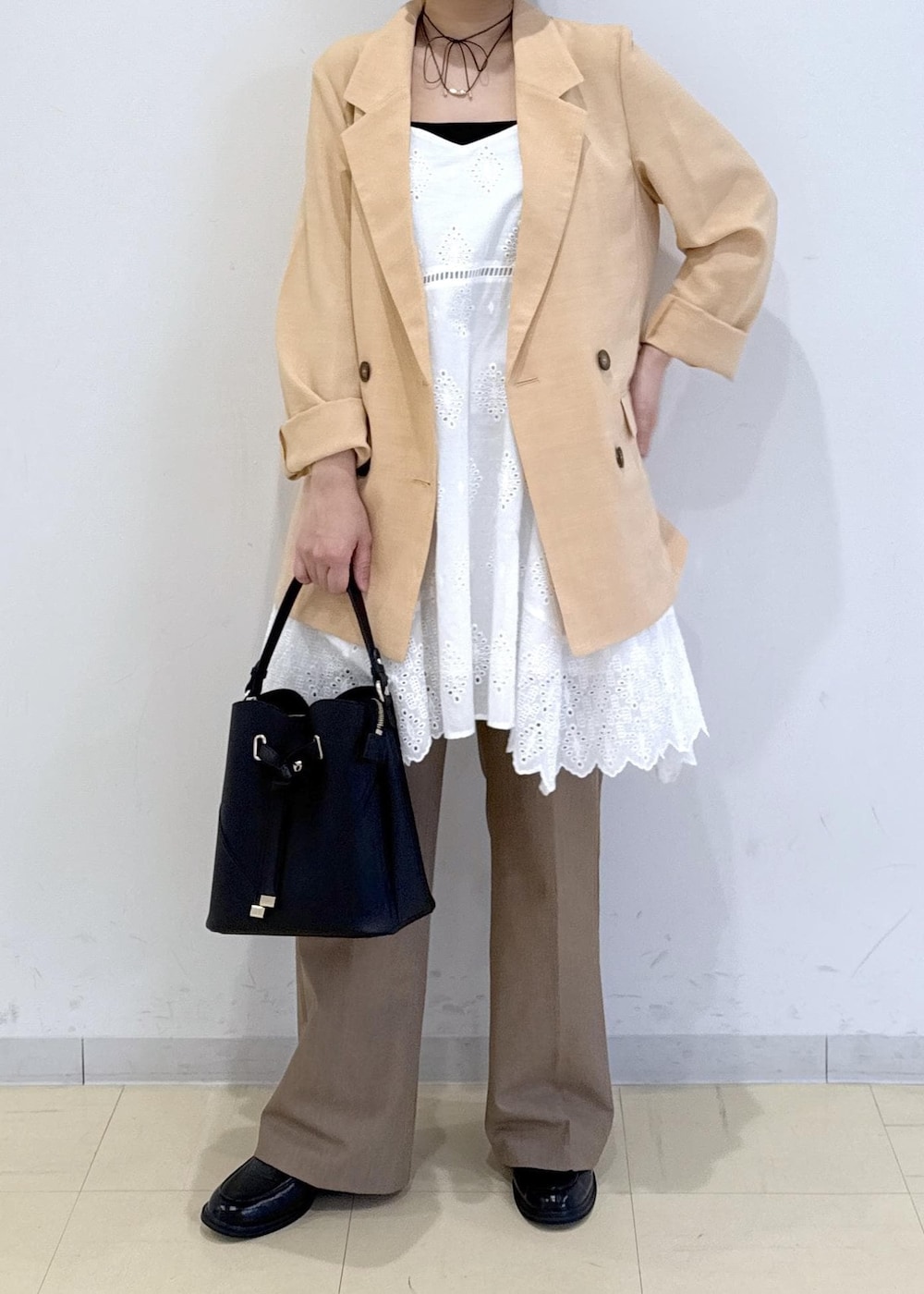 「初春コーデ、春コーデ、初夏コーデ、レイヤード、ヘルシーコーデ」｜「VISの【選べる着丈】カップ付きロゴ刺繍Wストラップキャミソール【洗える】（キャミソール、ブラック系）」を使った、コウさん（レディース・153cm）の春コーディネートの6枚目の写真