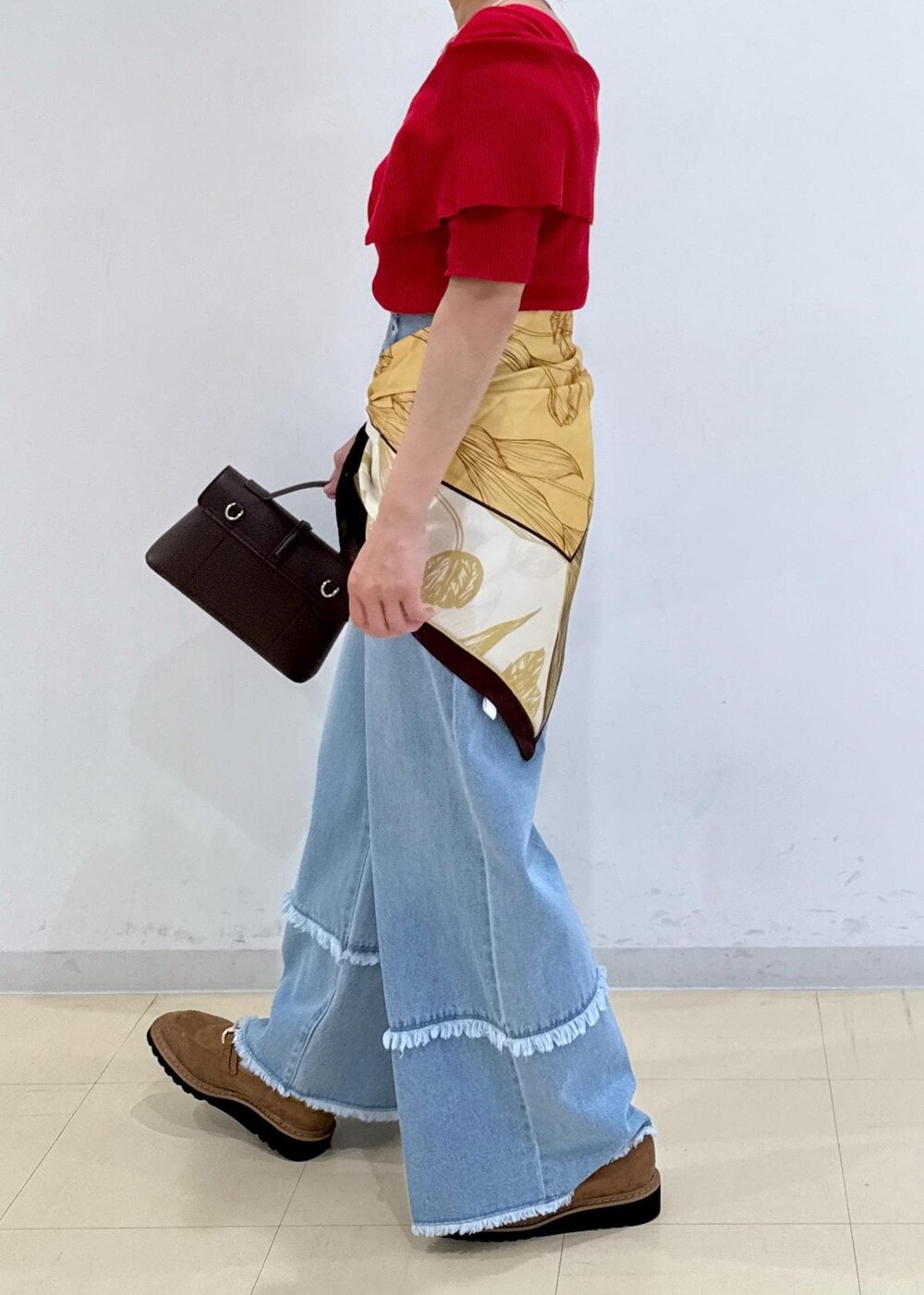 ブラウン系のショルダーバッグ、ベージュ系のローファー、レッド系のニット/セーターを着用したレディースの秋コーディネートの5枚目の写真