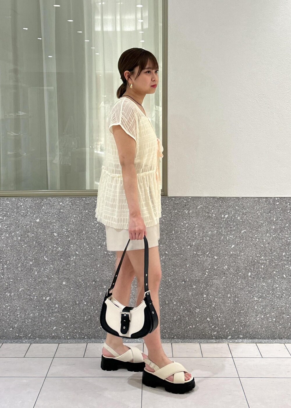 「淡色コーデ、淡色、春コーデ、初夏コーデ、夏コーデ、デートコーデ、お出かけコーデ、雨の日コーデ、カジュアルコーデ、VIS、ストレート、イエベ秋、混合、低身長、トップス」｜「VISのビーズハートネックレス（ネックレス、ゴールド系）」を使った、コウさん（レディース・153cm）の夏コーディネートの5枚目の写真