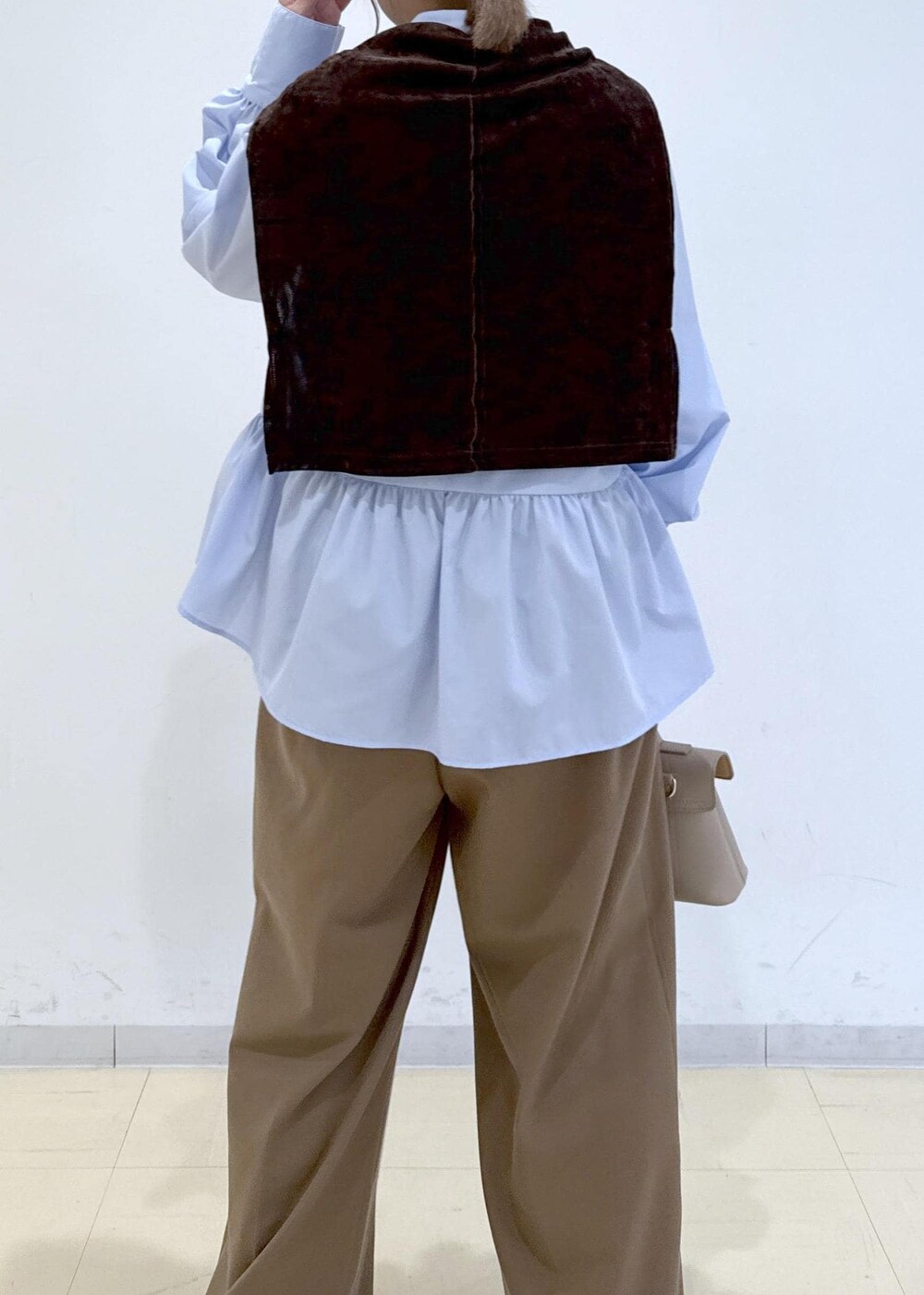 ベージュ系のショルダーバッグ、ブラウン系のブーツ、ブラウン系のTシャツ/カットソーを着用したレディースの秋コーディネートの7枚目の写真