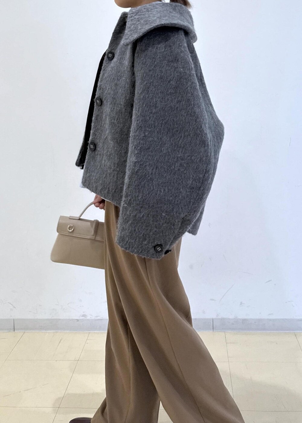 ベージュ系のショルダーバッグ、ブラウン系のブーツ、ブラウン系のTシャツ/カットソーを着用したレディースの秋コーディネートの10枚目の写真