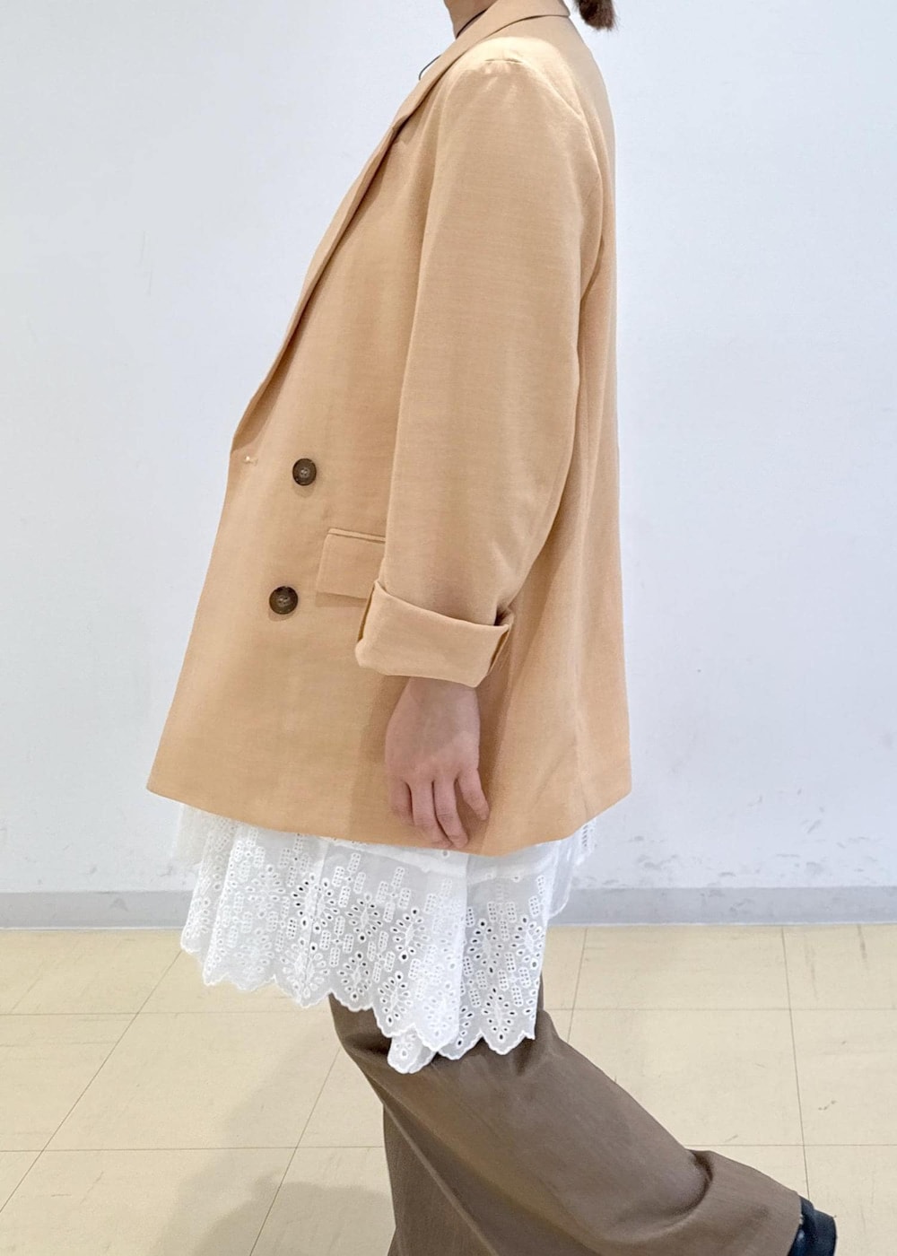「初春コーデ、春コーデ、初夏コーデ、レイヤード、ヘルシーコーデ」｜「VISの【選べる着丈】カップ付きロゴ刺繍Wストラップキャミソール【洗える】（キャミソール、ブラック系）」を使った、コウさん（レディース・153cm）の春コーディネートの9枚目の写真