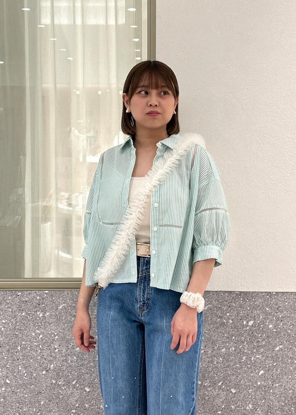 「低身長コーデ、骨格ストレート、イエベ、シャツコーデ、グリーン、デニム、フレアパンツ、ストーンデニム、チュール、厚底、厚底サンダル、サンダル、春コーデ、初夏コーデ、夏コーデ」｜「Juzeの【軽量】ビジューバックル厚底フットベットサンダル（サンダル、ホワイト系）」を使った、コウさん（レディース・153cm）の夏コーディネートの4枚目の写真