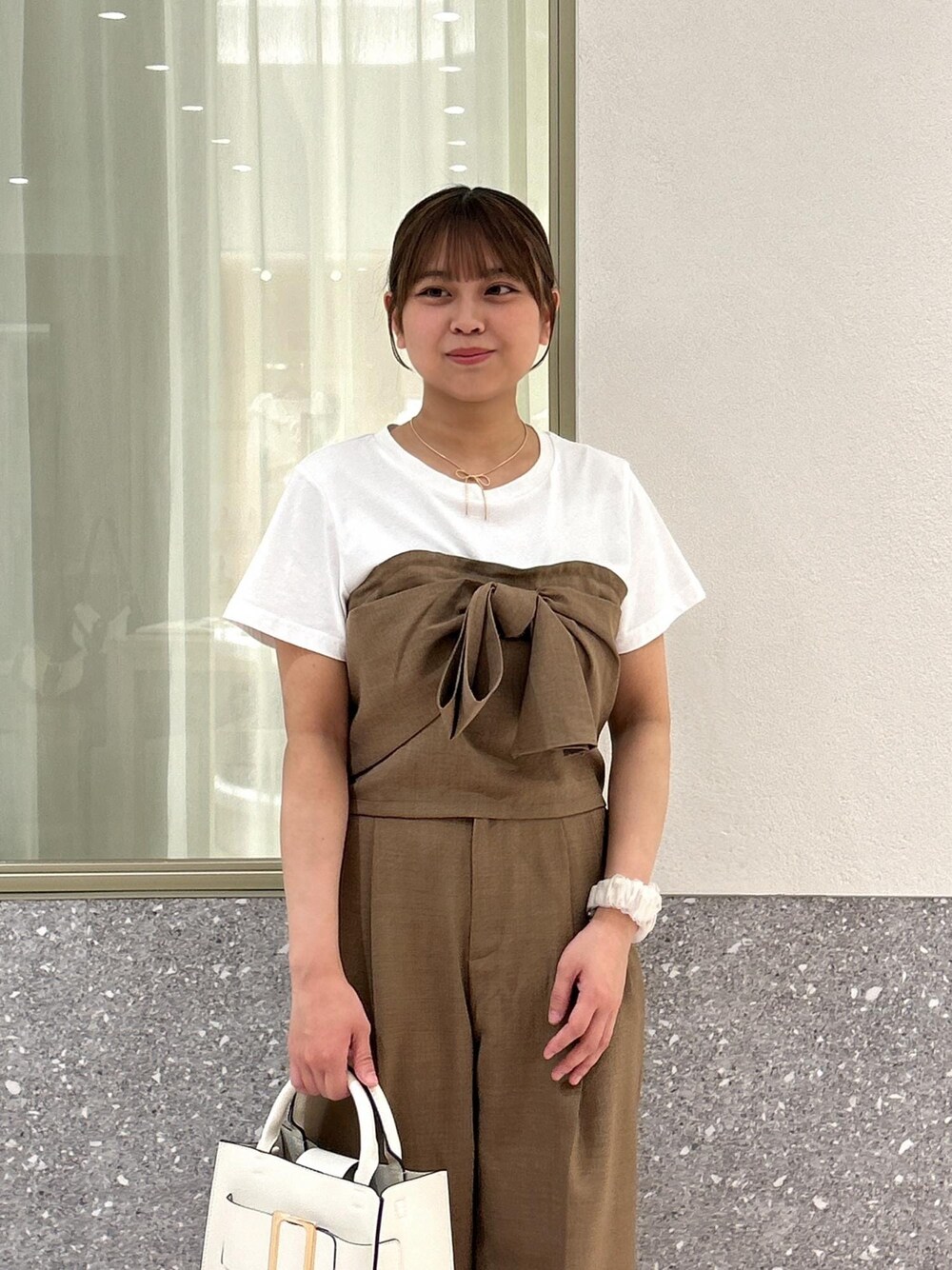 「ワイドパンツ、リボン、オフィス、淡色コーデ、通勤、オフィスカジュアル、23SS春夏の新作、骨格ストレート、イエベ、ブラウン、夏コーデ、セットアップ、VIS、ストレート、イエベ秋」｜「VISのチェーンリボンネックレス（ネックレス、ゴールド系）」を使った、コウさん（レディース・153cm）の夏コーディネートの4枚目の写真