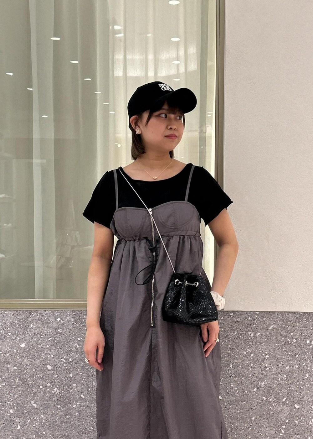 「カジュアル、キャップ、帽子、ブラック、厚底、厚底サンダル、サンダル、レース、LOTTO、VIS、コラボ、23SS春夏の新作、低身長、骨格ストレート、イエベ」｜「VISの【洗える】セミフレアレースパンツ（その他パンツ、ホワイト系）」を使った、コウさん（レディース・153cm）の夏コーディネートの4枚目の写真