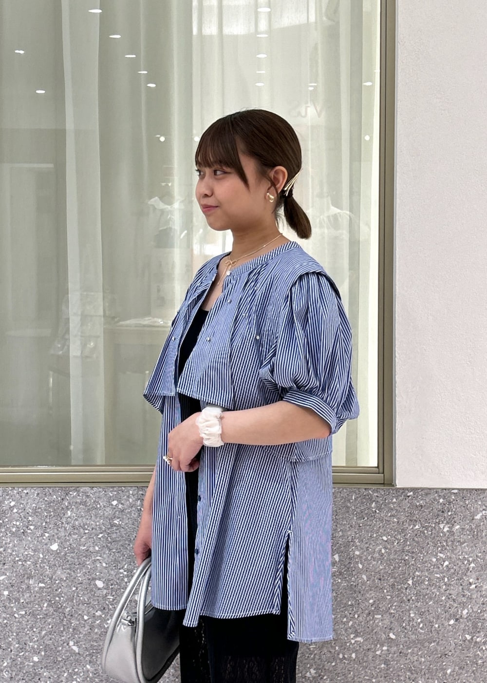 「シャツ、シャツブラウス、ストライプ、ブルー、シルバー、レースパンツ、カジュアル、VIS、23SS春夏の新作、低身長、骨格ストレート、イエベ」｜「Juzeの【軽量】ビジューバックル厚底フットベットサンダル（サンダル、ホワイト系）」を使った、コウさん（レディース・153cm）の夏コーディネートの5枚目の写真