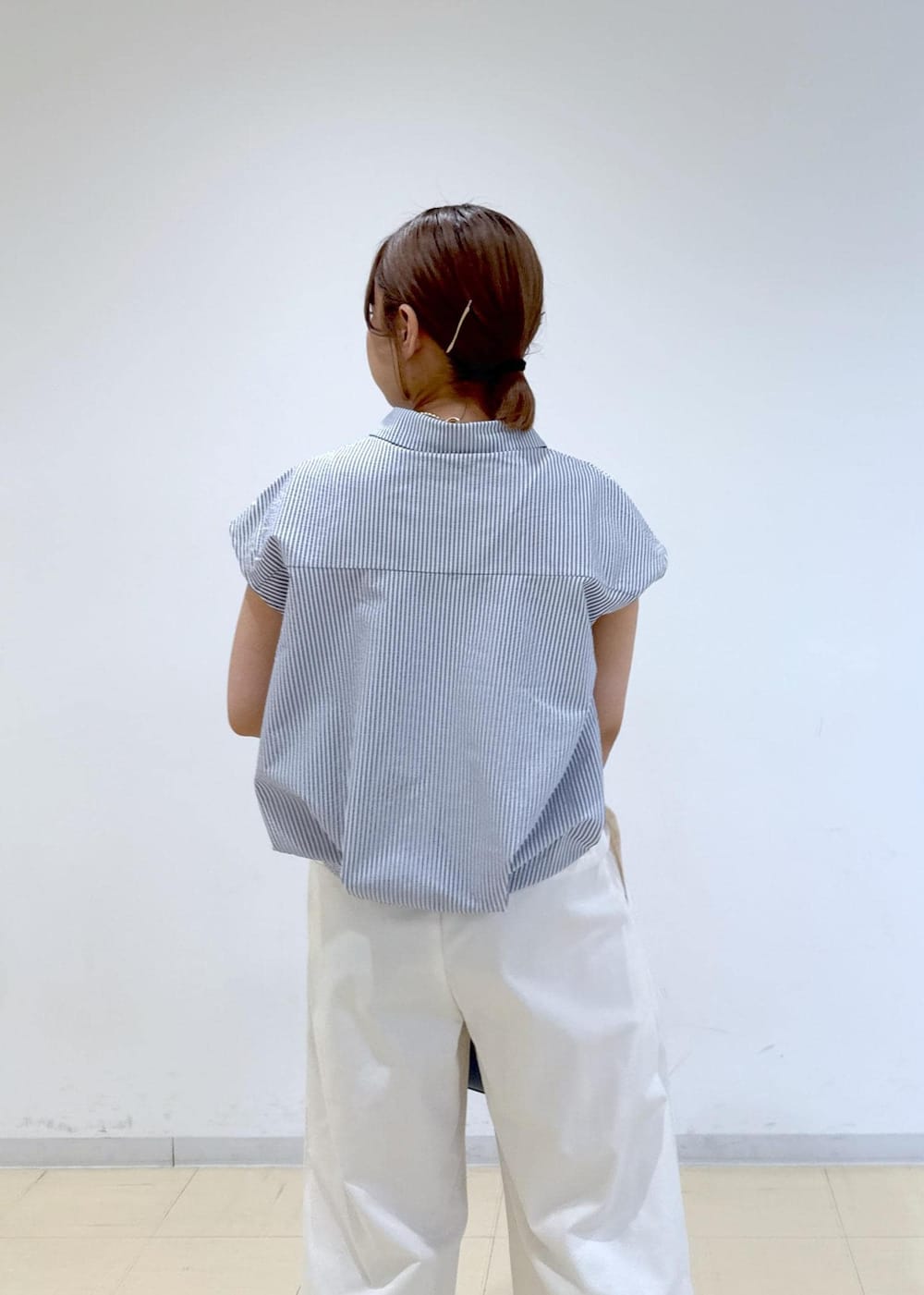 「初夏コーデ、夏コーデ、デートコーデ、お出かけコーデ、大人カジュアル、パンツスタイル、体型カバー」｜「Juzeのギャザーフリル厚底サンダル（サンダル、ホワイト系）」を使った、コウさん（レディース・153cm）の夏コーディネートの7枚目の写真