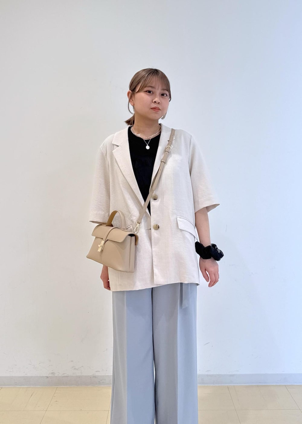 「初夏コーデ、夏コーデ、お仕事コーデ、デートコーデ、お出かけコーデ、大人カジュアル、パンツスタイル、きれいめコーデ」｜「VISの【新色追加】ひねり金具ワンハンドルミニショルダーバッグ（ショルダーバッグ、ベージュ系）」を使った、コウさん（レディース・153cm）の春コーディネートの7枚目の写真