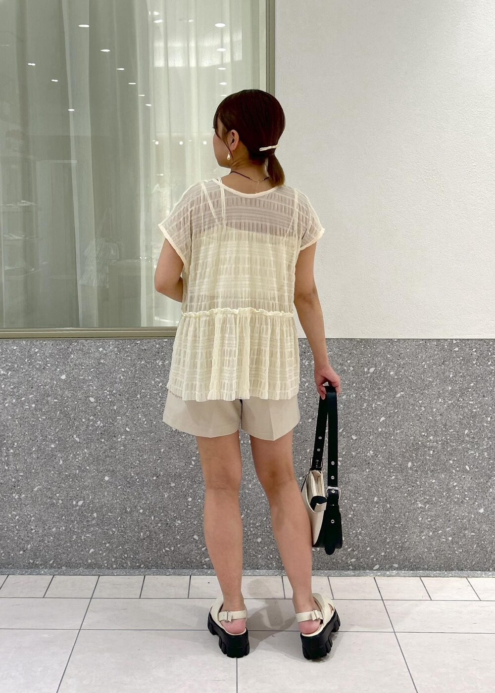 「淡色コーデ、淡色、春コーデ、初夏コーデ、夏コーデ、デートコーデ、お出かけコーデ、雨の日コーデ、カジュアルコーデ、VIS、ストレート、イエベ秋、混合、低身長、トップス」｜「VISのビーズハートネックレス（ネックレス、ゴールド系）」を使った、コウさん（レディース・153cm）の夏コーディネートの4枚目の写真