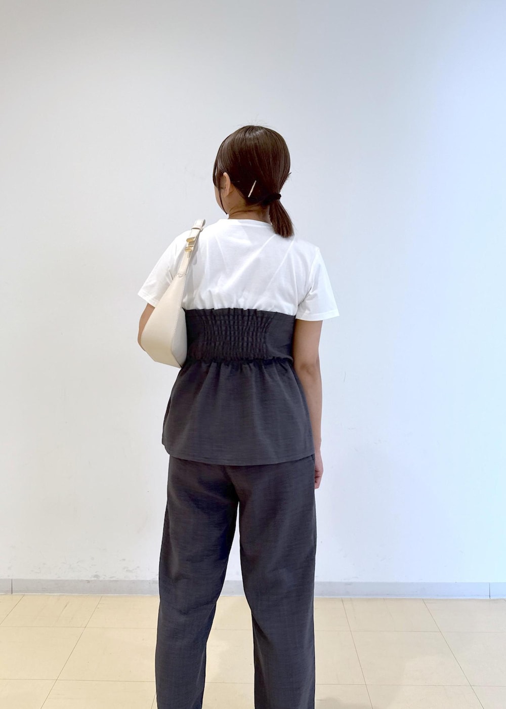 「夏コーデ、お仕事コーデ、お出かけコーデ、体型カバー、モノトーンコーデ、きれいめコーデ」｜「Juzeのメタルハートパンプス（バレエシューズ、ホワイト系）」を使った、コウさん（レディース・153cm）の夏コーディネートの8枚目の写真
