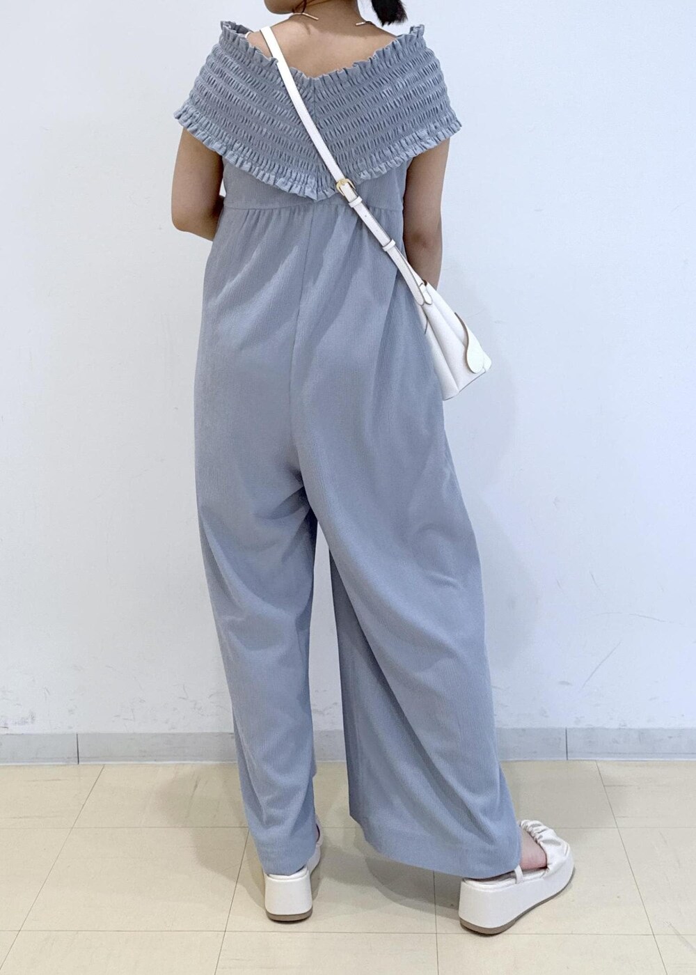 ホワイト系のサンダル、ホワイト系のショルダーバッグ、ブルー系のつなぎ/オールインワンを着用したレディースの夏コーディネートの3枚目の写真