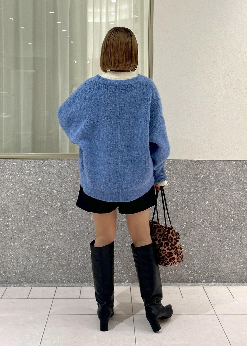 「初冬コーデ、冬コーデ、デートコーデ、お出かけコーデ、旅行コーデ、アウトドアコーデ、フェスコーデ、推し活コーデ、女子会コーデ、モード、大人カジュアル、レイヤード、パンツスタイル」｜「VISの【ハンドルの長さ調節が出来る】リボンミニトートバック（ショルダーバッグ、その他）」を使った、コウさん（レディース・153cm）の冬コーディネートの3枚目の写真