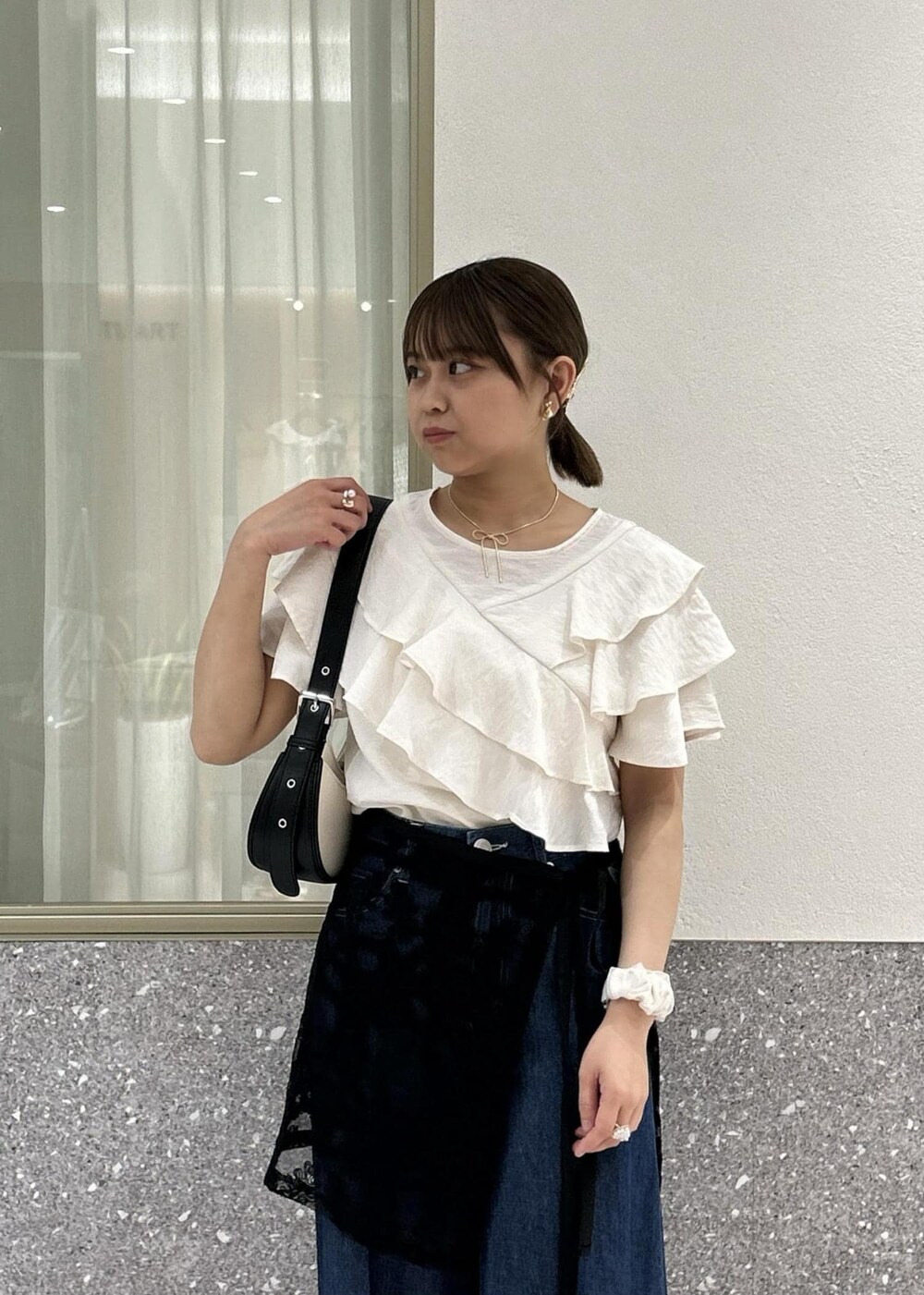 「デニム、ワイドパンツ、フリル、ブラウス、ヒール、グリーン、ホワイト、ブラック、VIS、フェス、BBQ、23SS春夏の新作、低身長、骨格ストレート、イエベ」｜「Juzeのストラップヒールサンダル（サンダル、グリーン系）」を使った、コウさん（レディース・153cm）の夏コーディネートの5枚目の写真