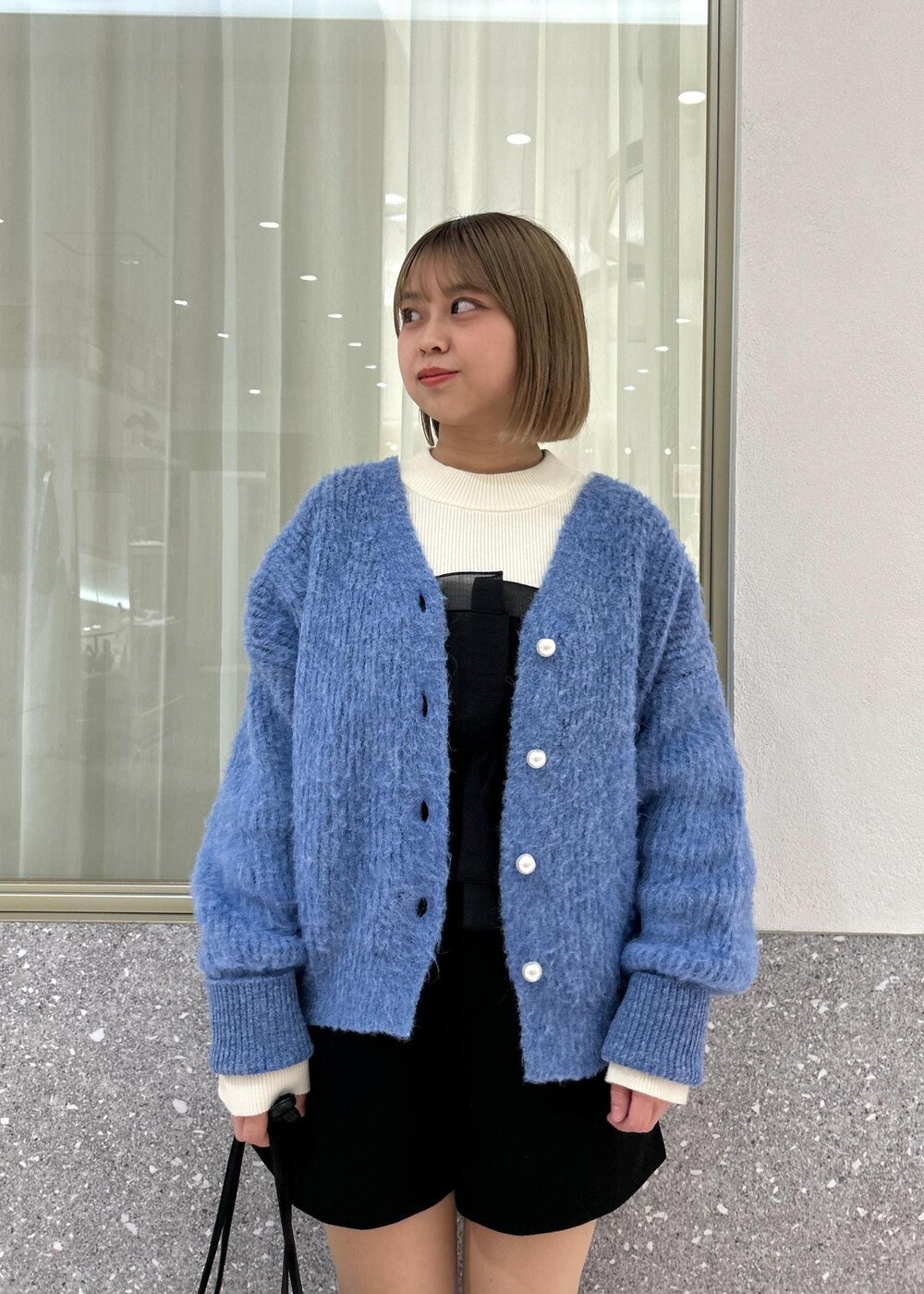 「初冬コーデ、冬コーデ、デートコーデ、お出かけコーデ、旅行コーデ、アウトドアコーデ、フェスコーデ、推し活コーデ、女子会コーデ、モード、大人カジュアル、レイヤード、パンツスタイル」｜「VISの【ハンドルの長さ調節が出来る】リボンミニトートバック（ショルダーバッグ、その他）」を使った、コウさん（レディース・153cm）の冬コーディネートの5枚目の写真