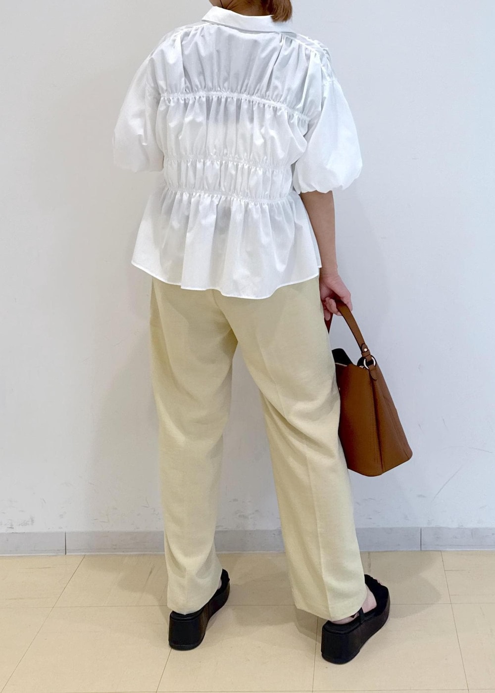 「初夏コーデ、夏コーデ、デートコーデ、お出かけコーデ、旅行コーデ、レイヤード、パンツスタイル、カジュアルコーデ、VIS、ストレート、イエベ秋、混合、低身長、トップス、Tシャツ/カットソー」｜「VISの【累計20,000点突破】【2WAY】ハートカットバッグ（ショルダーバッグ、ブラウン系）」を使った、コウさん（レディース・153cm）の春コーディネートの3枚目の写真