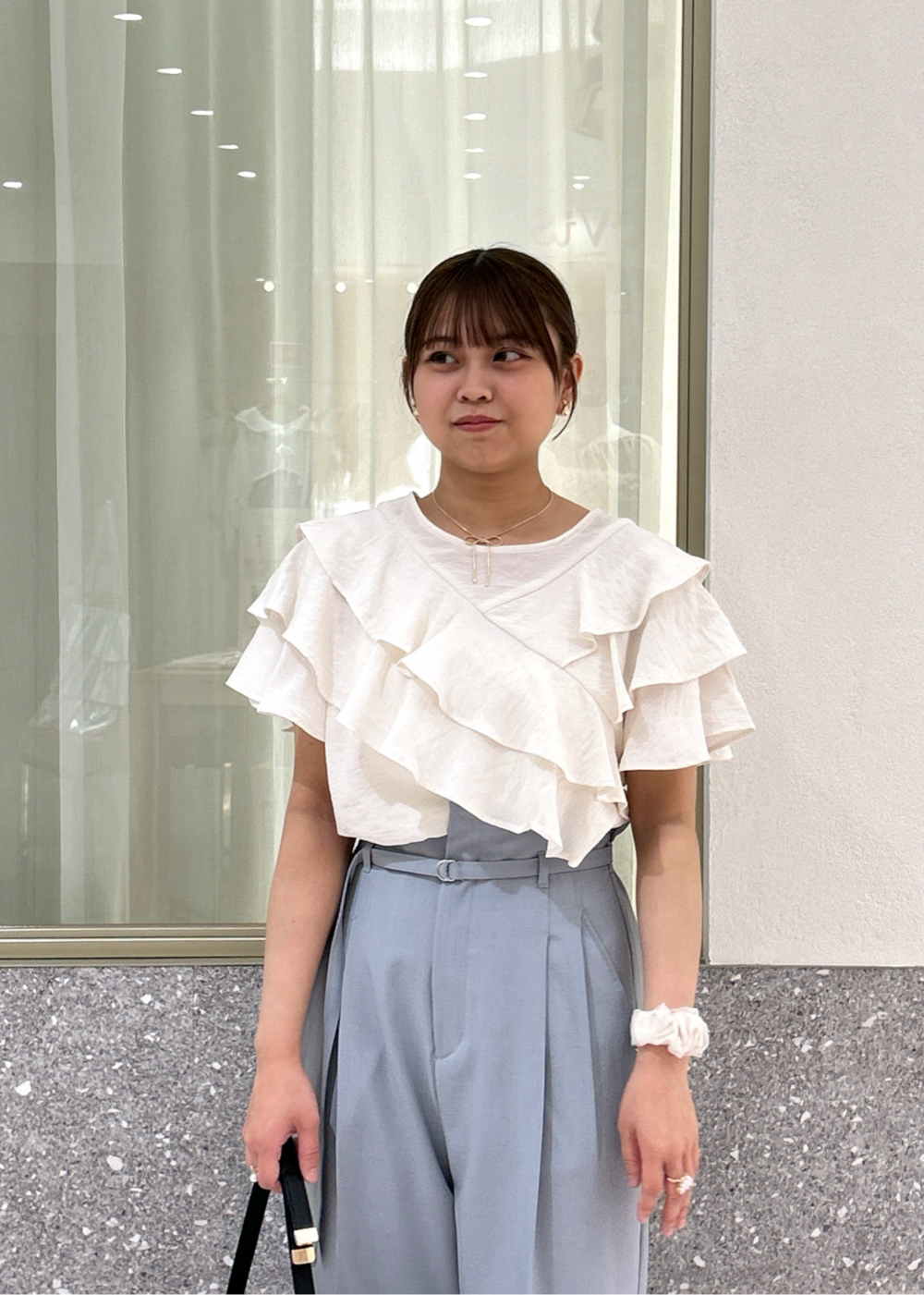 「ブラウス、フリルブラウス、フリル、ハイウエスト、パンツ、水色、ライトブルー、リボン、VIS、通勤、オフィスカジュアル、23SS春夏の新作、低身長、骨格ストレート、イエベ」｜「VISの【ご好評につき追加生産】ハンドルリボンワンショルダーバッグ【180℃美人見え】（ハンドバッグ、ブラック系）」を使った、コウさん（レディース・153cm）の夏コーディネートの5枚目の写真